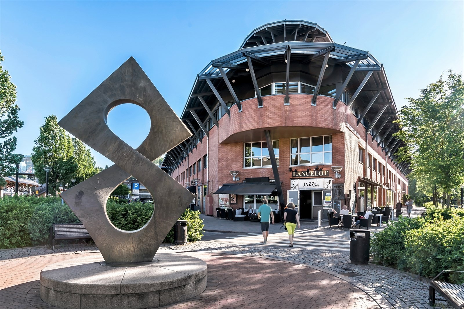 Asker sentrum har et rikt utvalg av servicetilbud og kan by på et moderne handelssentrum med flott arkitektur, hyggelige gågater og sosiale møteplasser. Galleribilde