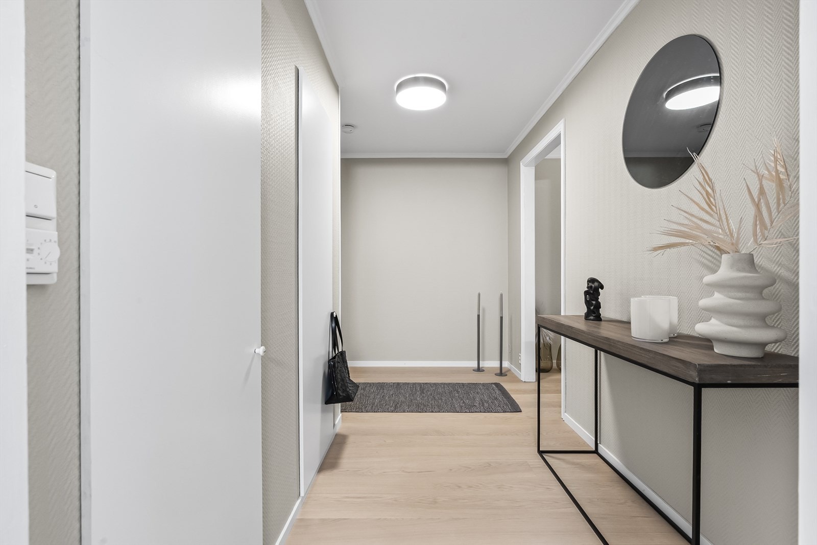 Gangen er romslig med plass til oppbevaring i garderobeskap. Galleribilde