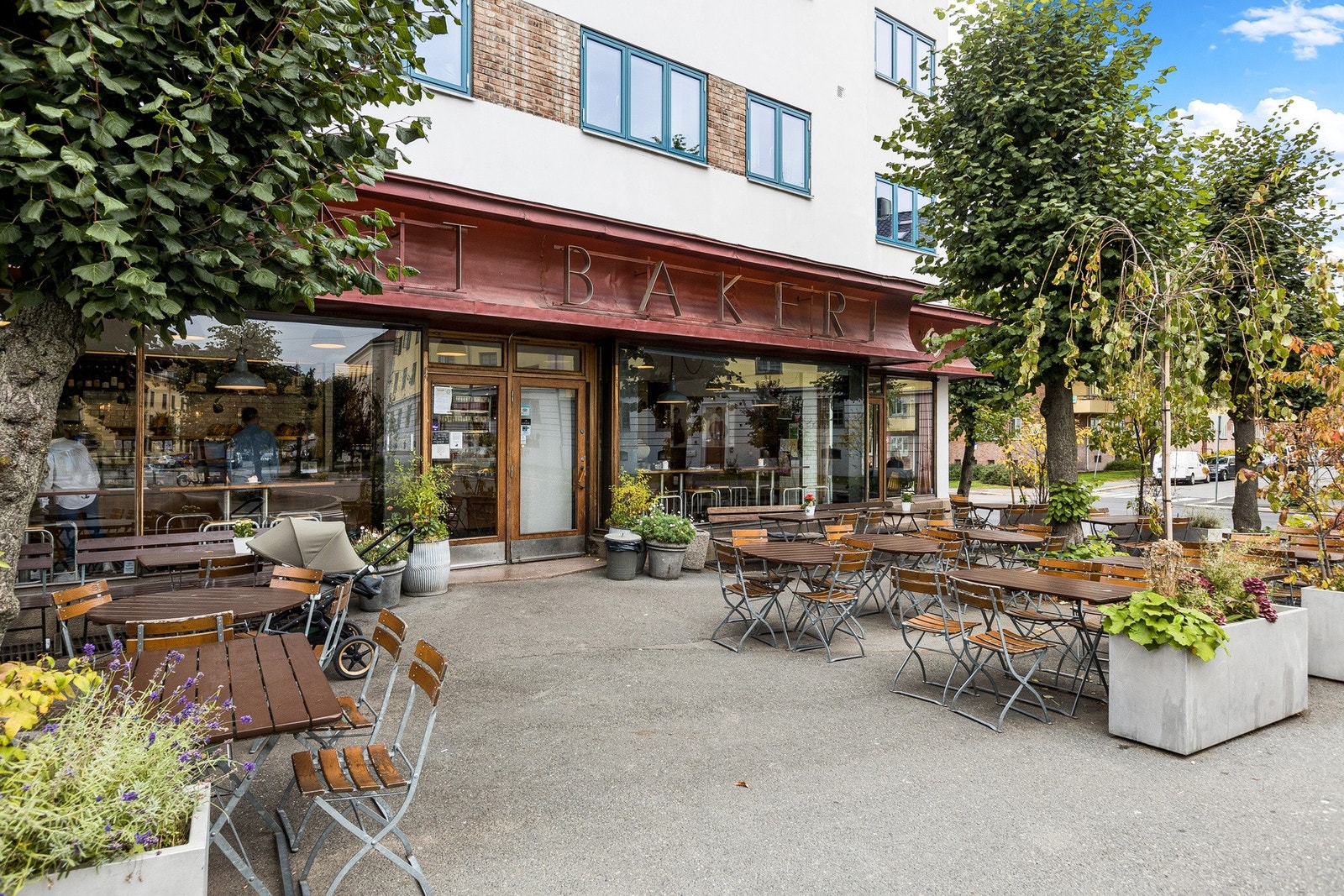 Åpent Bakeri med pizzarestauranten Lofthus ligger i kort avstand fra leiligheten. Galleribilde