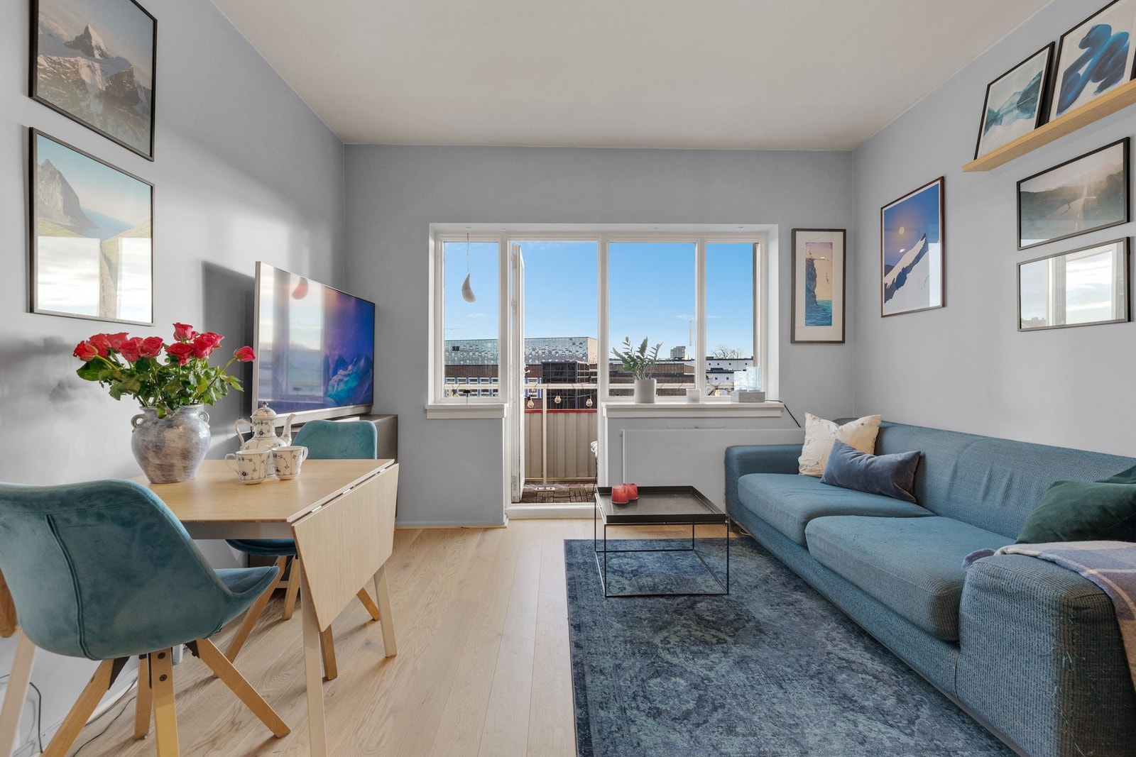 Store vindusflater og gjennomgående planløsning sørger for gode solforhold. Galleribilde