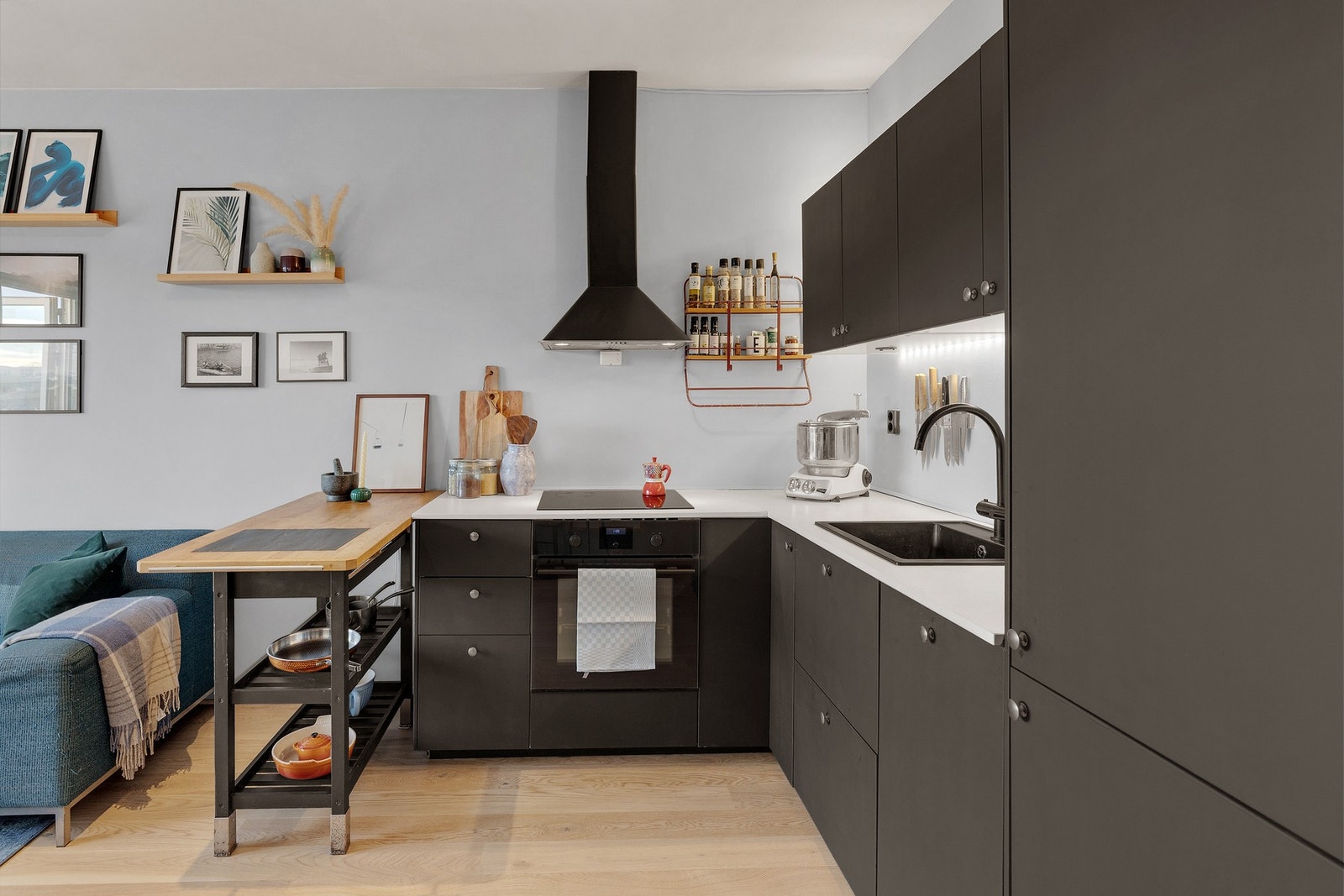 Integrerte hvitevarer som stekeovn, induksjonstopp, kjøl-/fryseskap og oppvaskmaskin medfølger. Galleribilde