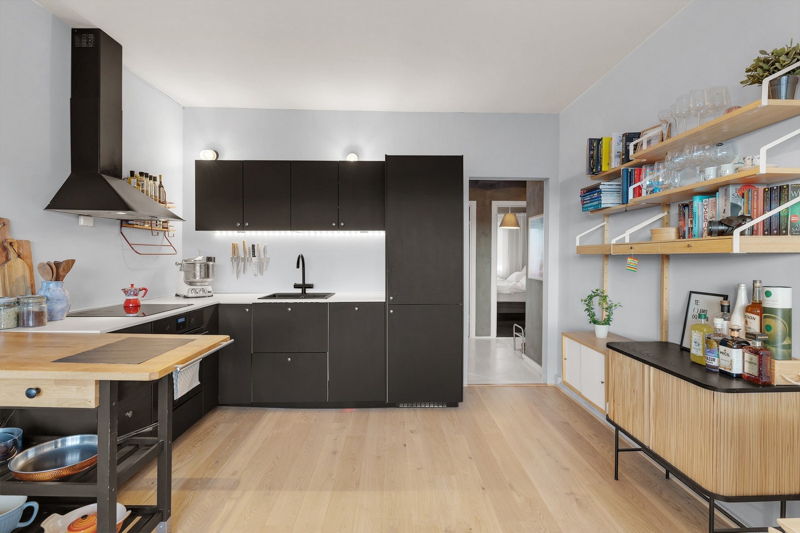 Stilren og moderne IKEA-kjøkkeninnredning fra 2016. Galleribilde