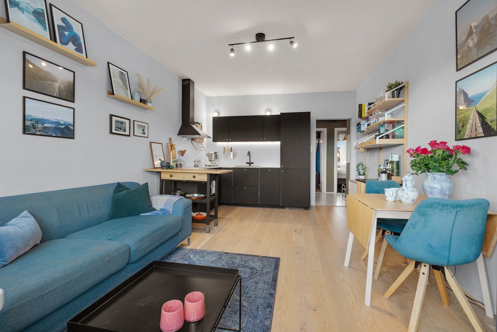 Åpen kjøkkenløsning med god plass til både sofa- og spisegruppe. Galleribilde