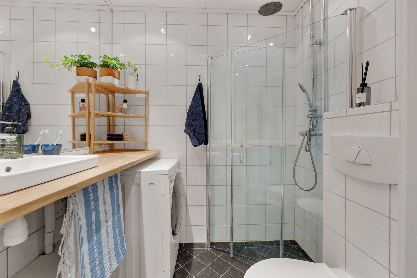 Lyst, flislagt bad rehabilitert i 2002/2003. Galleribilde