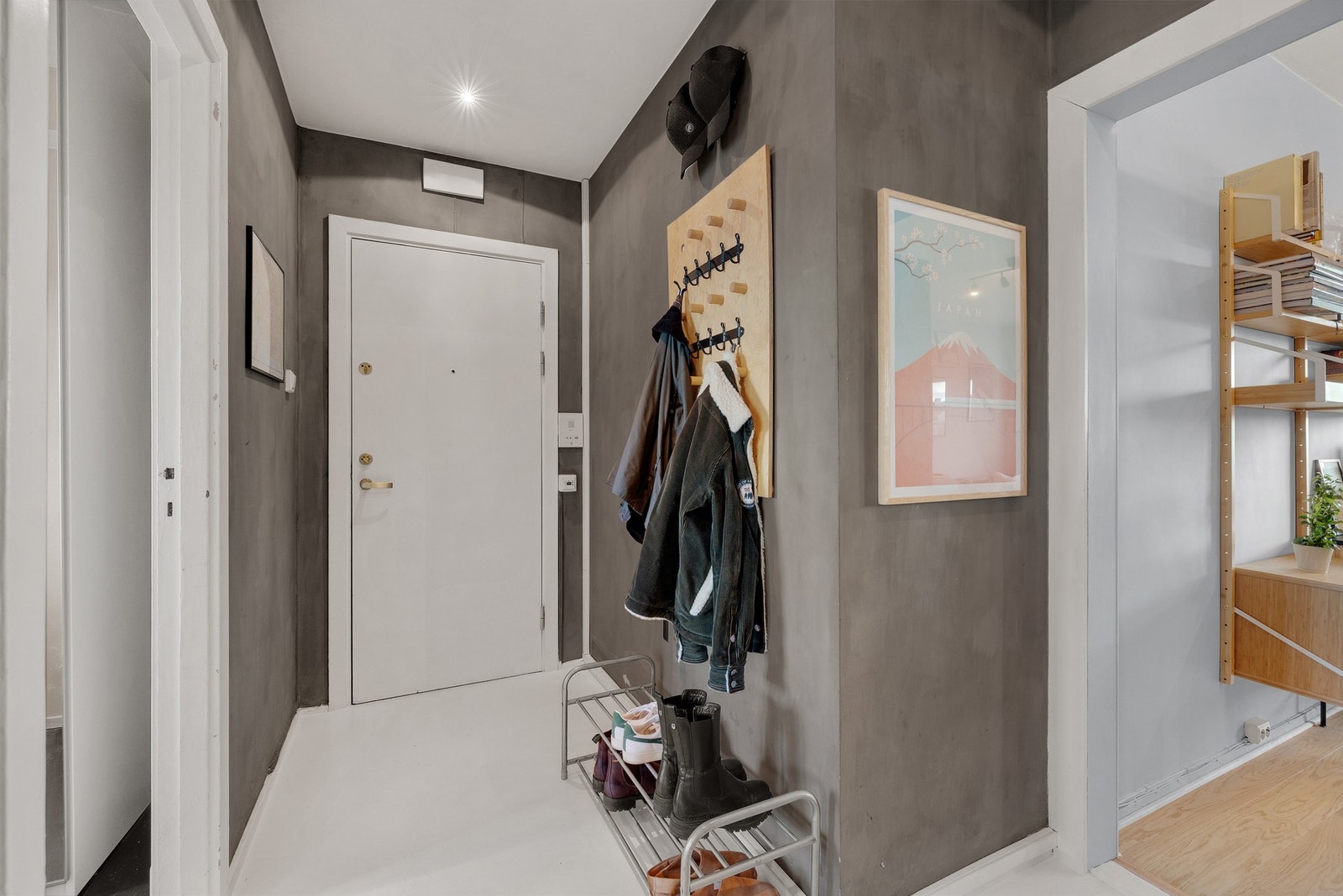 Hyggelig inngangsparti med god plass til å henge fra seg yttertøy og plassere sko. Galleribilde