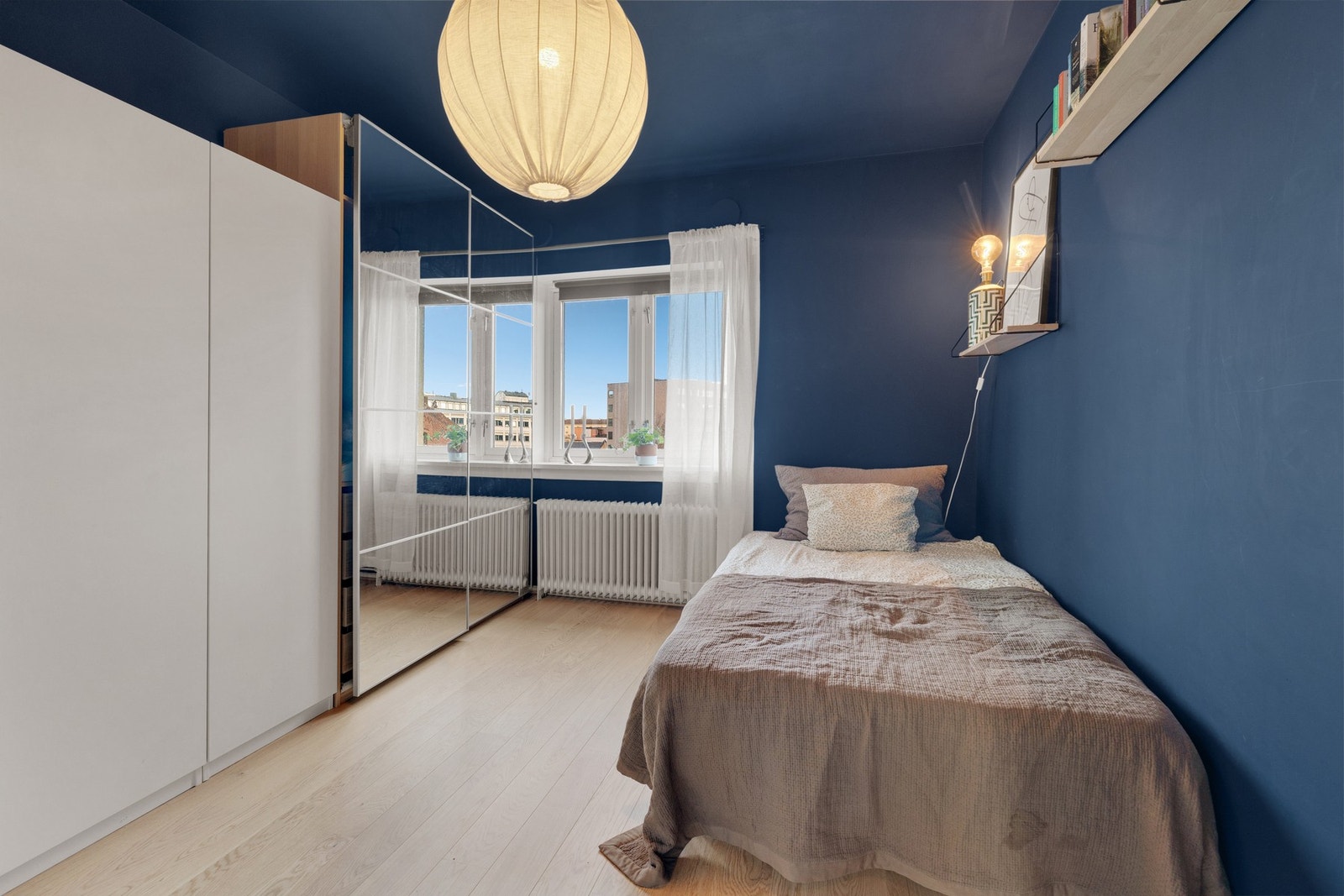 Stort og luftig soverom med god plass til dobbeltseng med tilhørende nattbord. Galleribilde