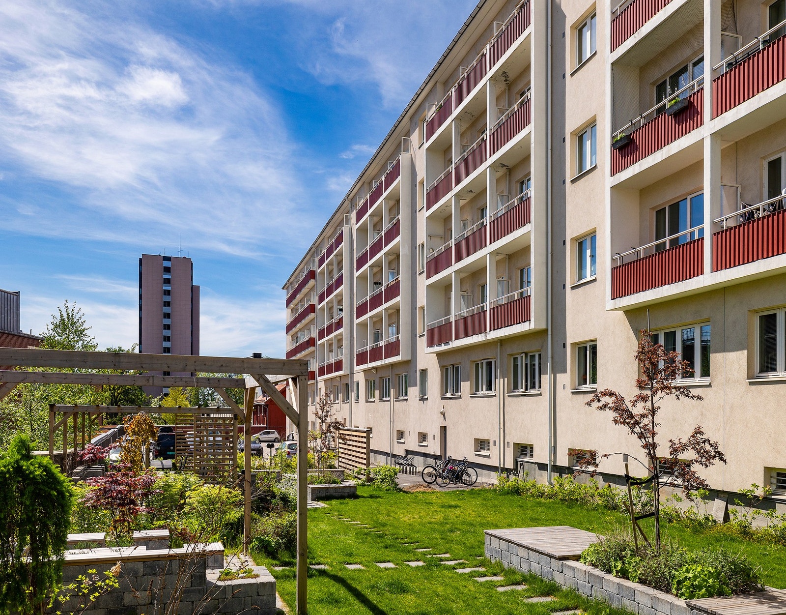Bakgården er nylig oppusset med uteplass, pergola, grillplass, sandkasse og sitteplasser. Galleribilde
