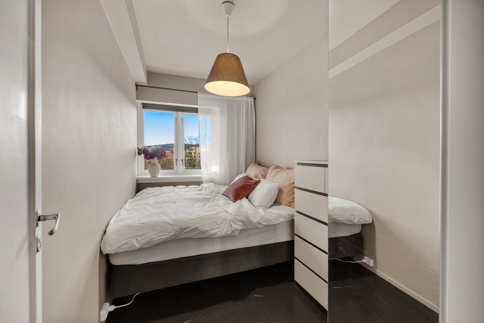 Soverom 2 er også et flott soverom med god plass til seng, skrivebord eller annet ønsket møblement. Galleribilde