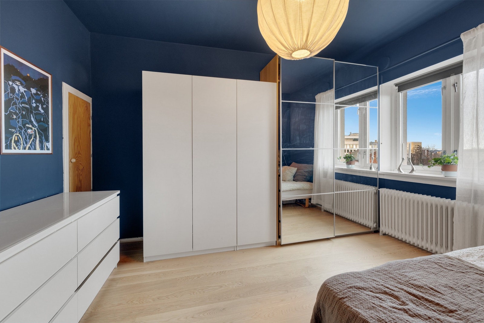 God lagringsplass i romslig skyvedørsgarderobe, garderobeskap og kott. Galleribilde