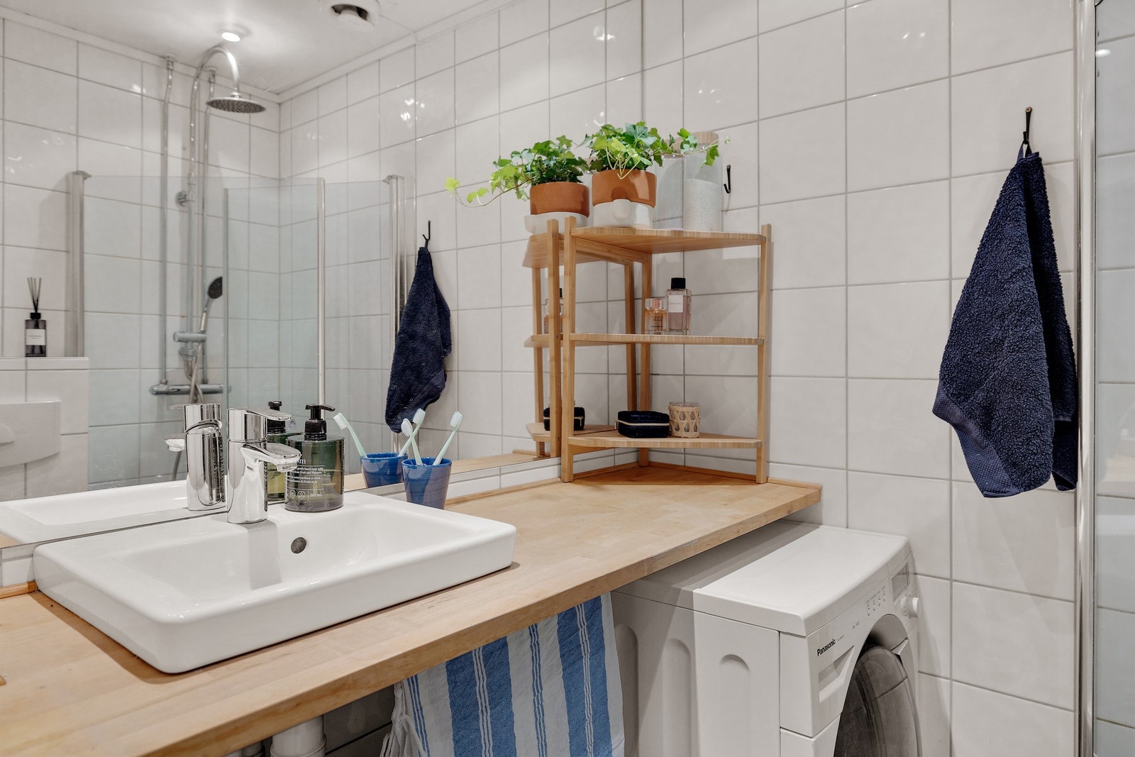 Badet inneholder benkeplate i tre med nedfelt servant. Galleribilde