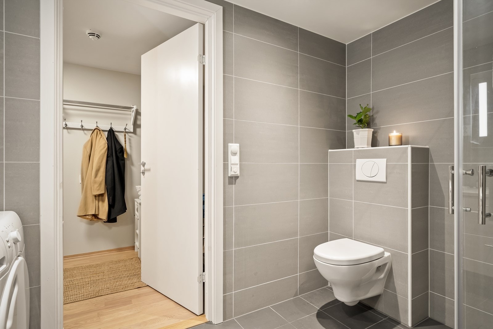 Stort og fint baderom med opplegg for vaskemaskin Galleribilde