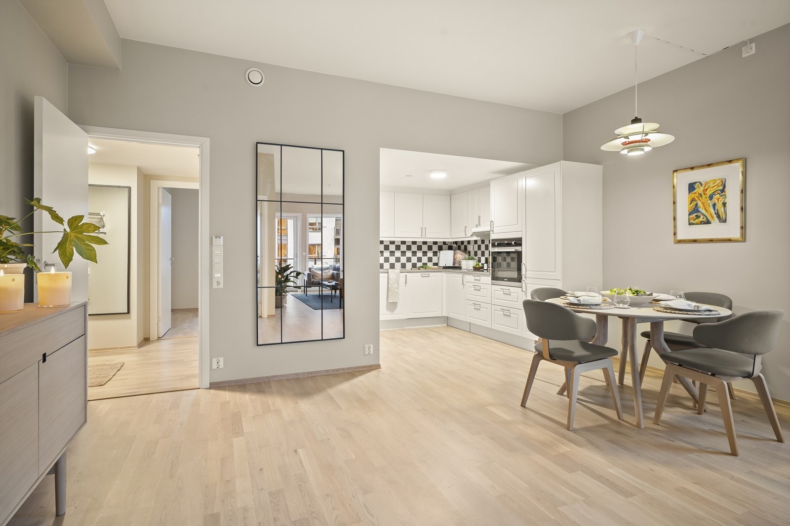 Praktisk med kjøkkenkrok når det er åpen løsning med stue og spisestue Galleribilde