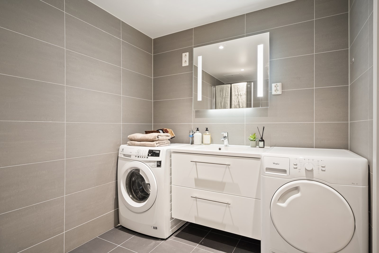 Stort og fint baderom med opplegg for vaskemaskin Galleribilde