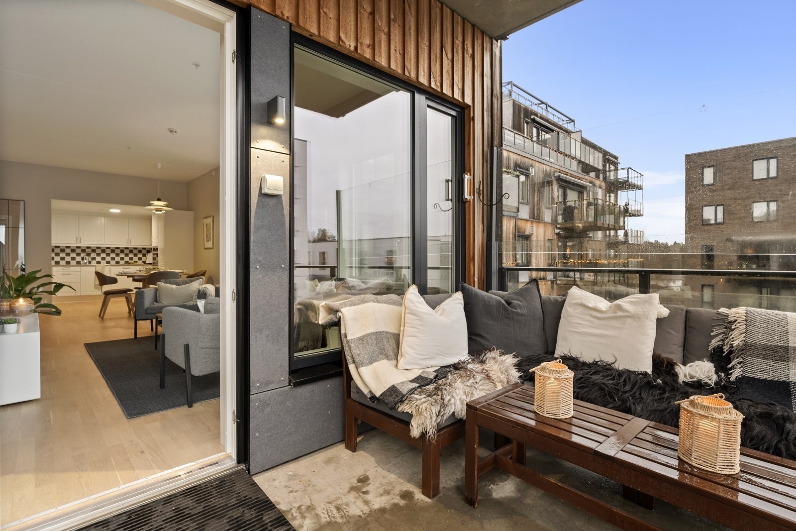 Vestvendt balkong med kveldssol - praktisk med overbygg Galleribilde