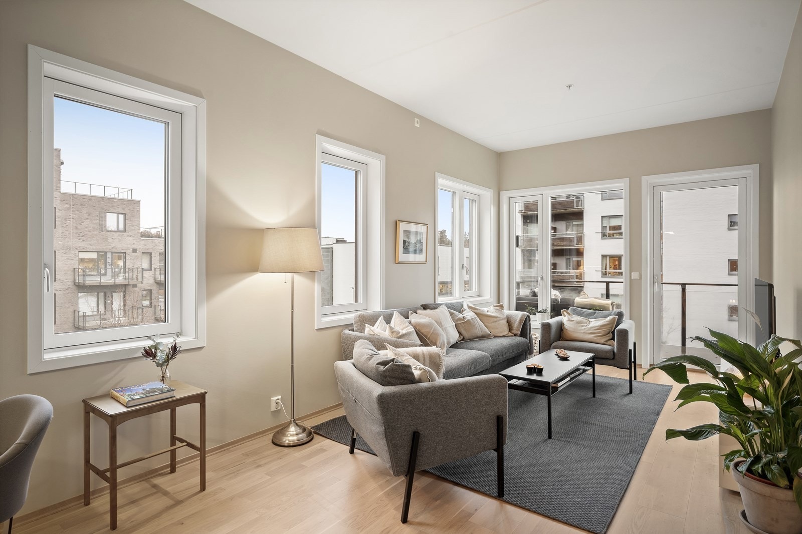 Stue med utgang til overbygd balkong Galleribilde