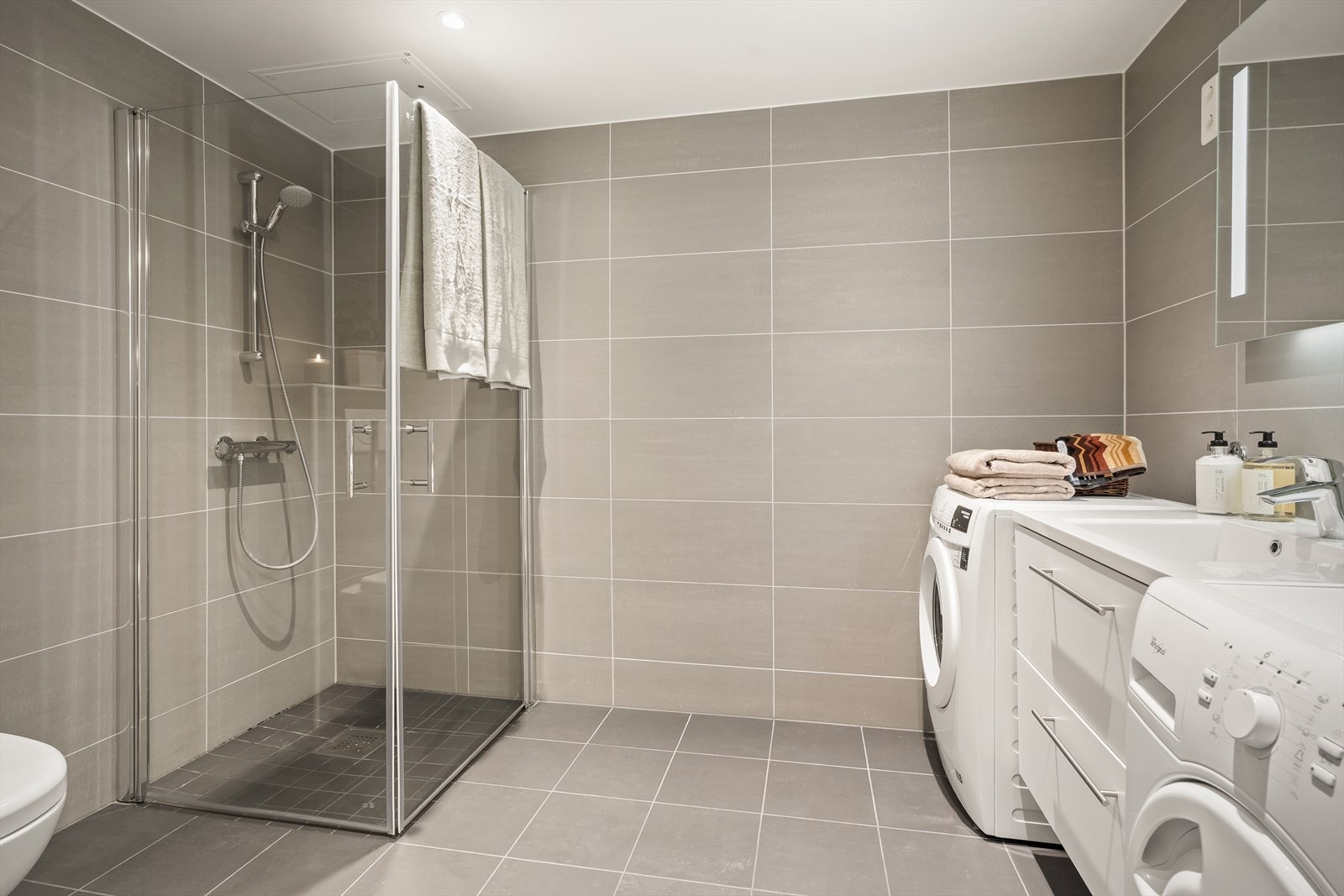 Stort og fint baderom med opplegg for vaskemaskin Galleribilde