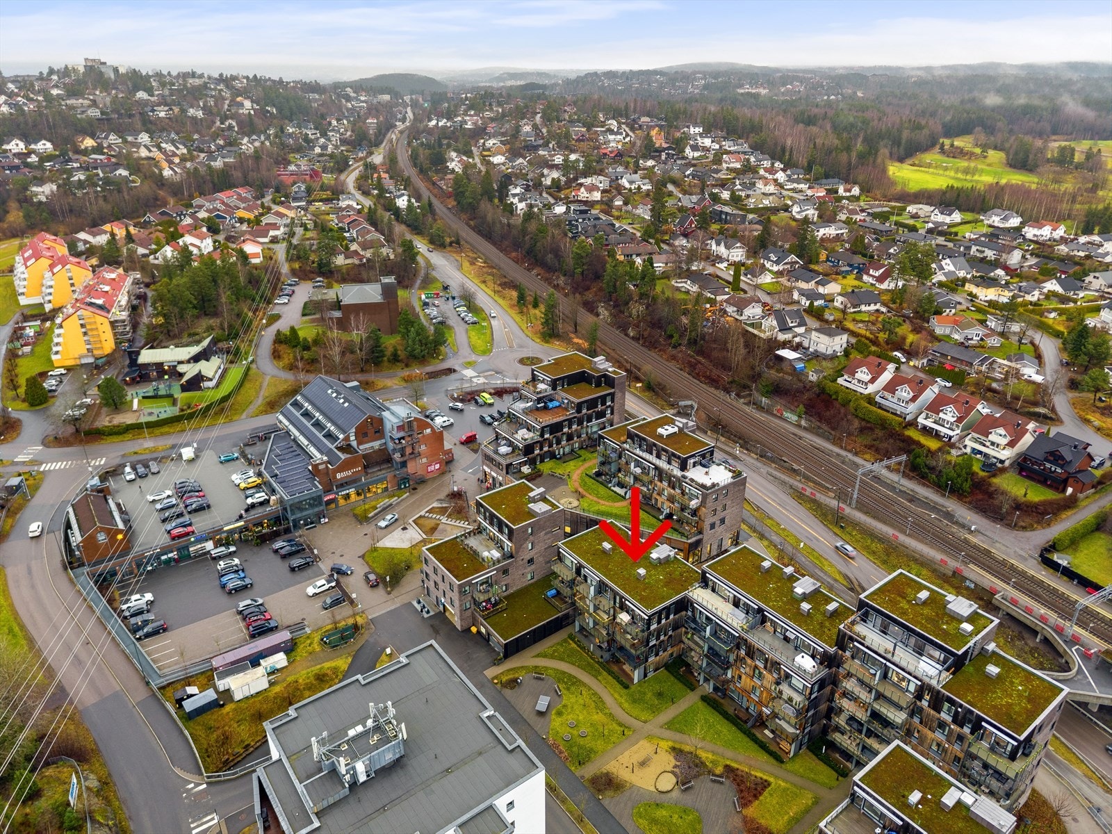 Greverud senter med torgmiljø - tøffelavstand til tog/buss - Oppegård golfbane i bakgrunnen Galleribilde