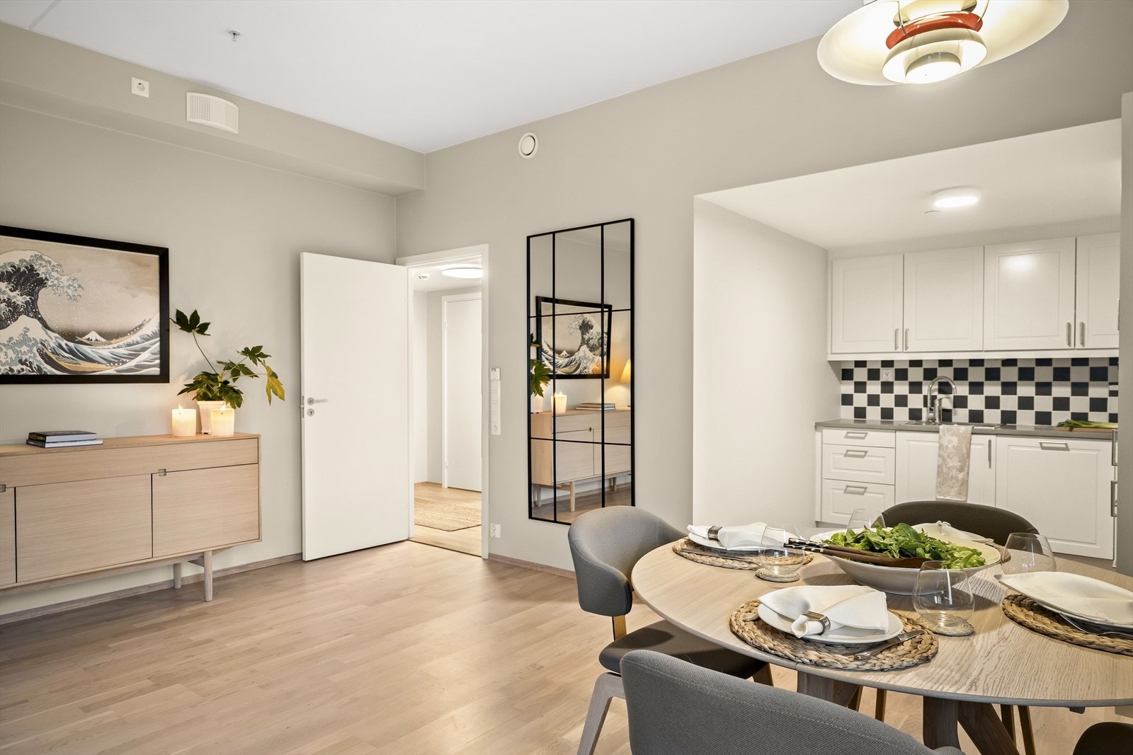 Praktisk med kjøkkenkrok når det er åpen løsning med stue og spisestue Galleribilde