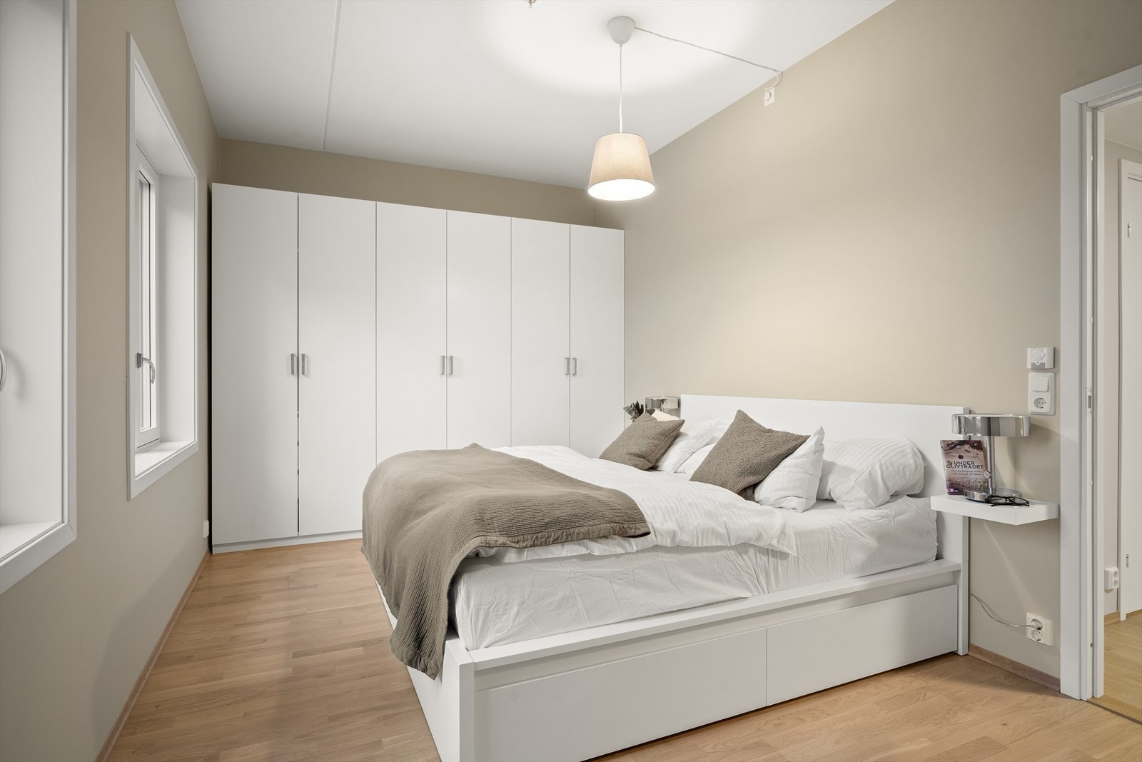 Hovedsoverom med walk-in avdeling/bod Galleribilde