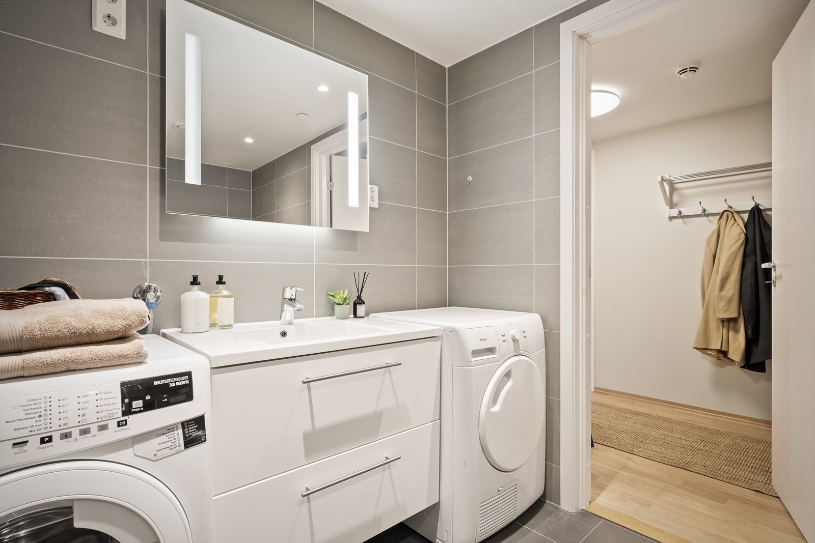 Stort og fint baderom med opplegg for vaskemaskin Galleribilde