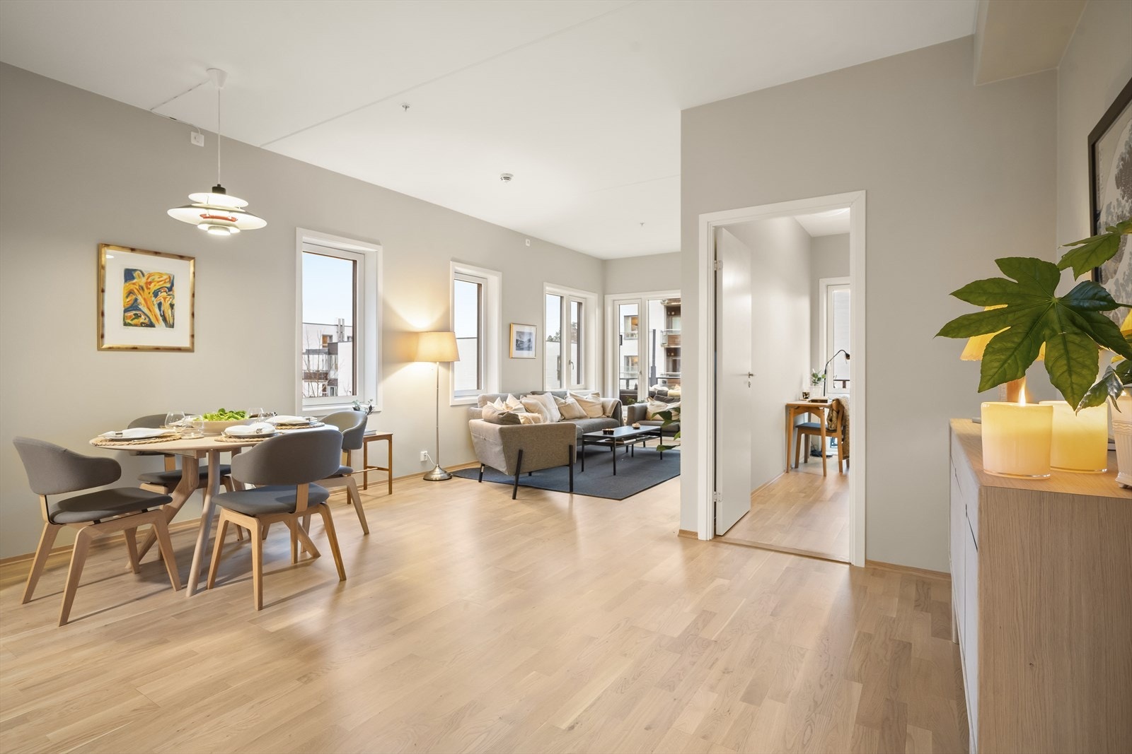 Endevegg i stue med ekstra vinduer Galleribilde