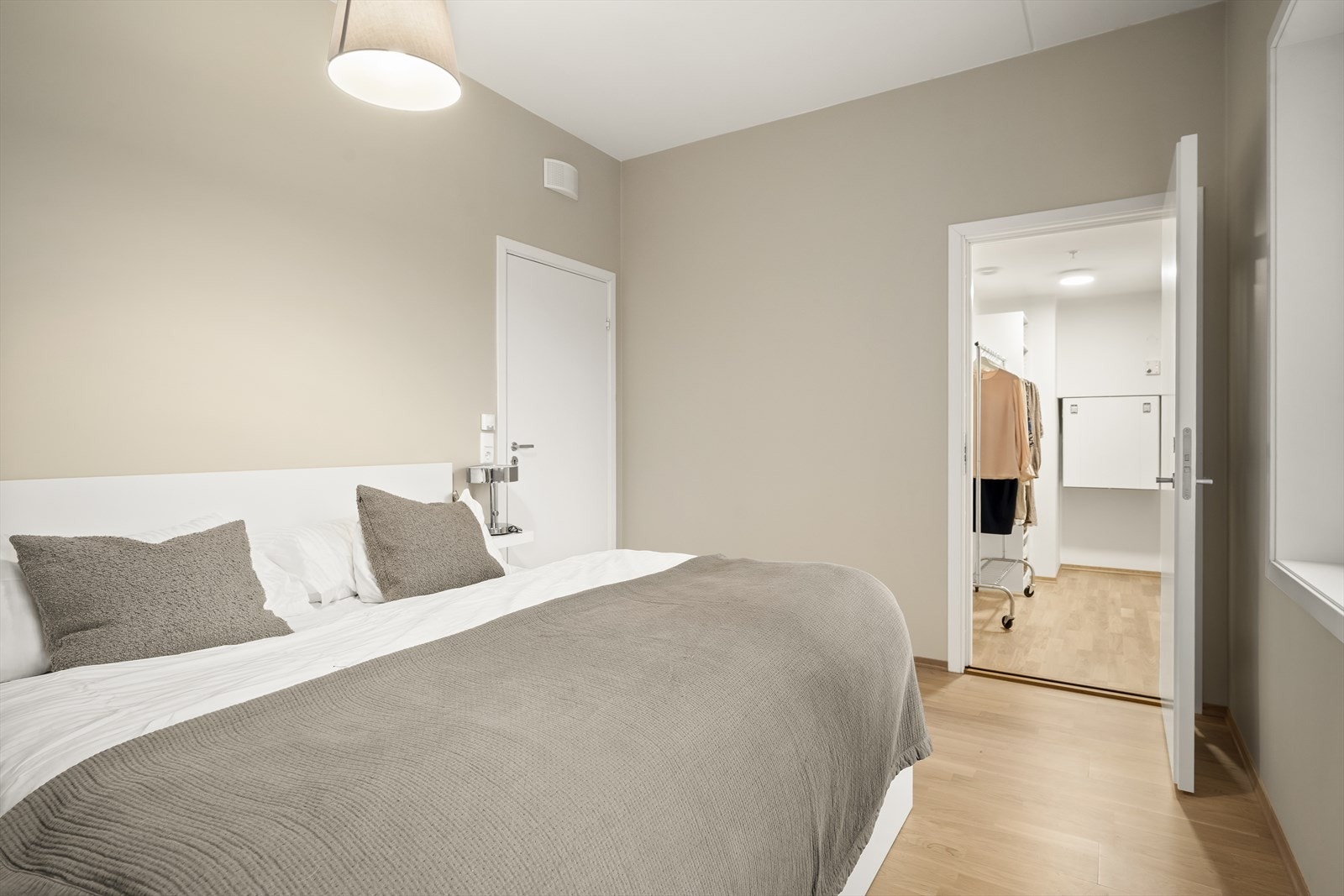 Hovedsoverom med walk-in avdeling/bod Galleribilde