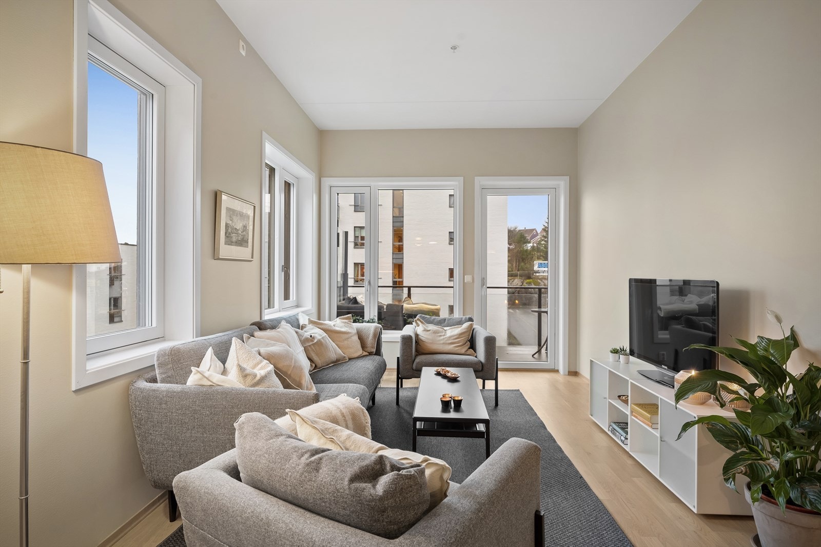 Stue med utgang til overbygd balkong Galleribilde