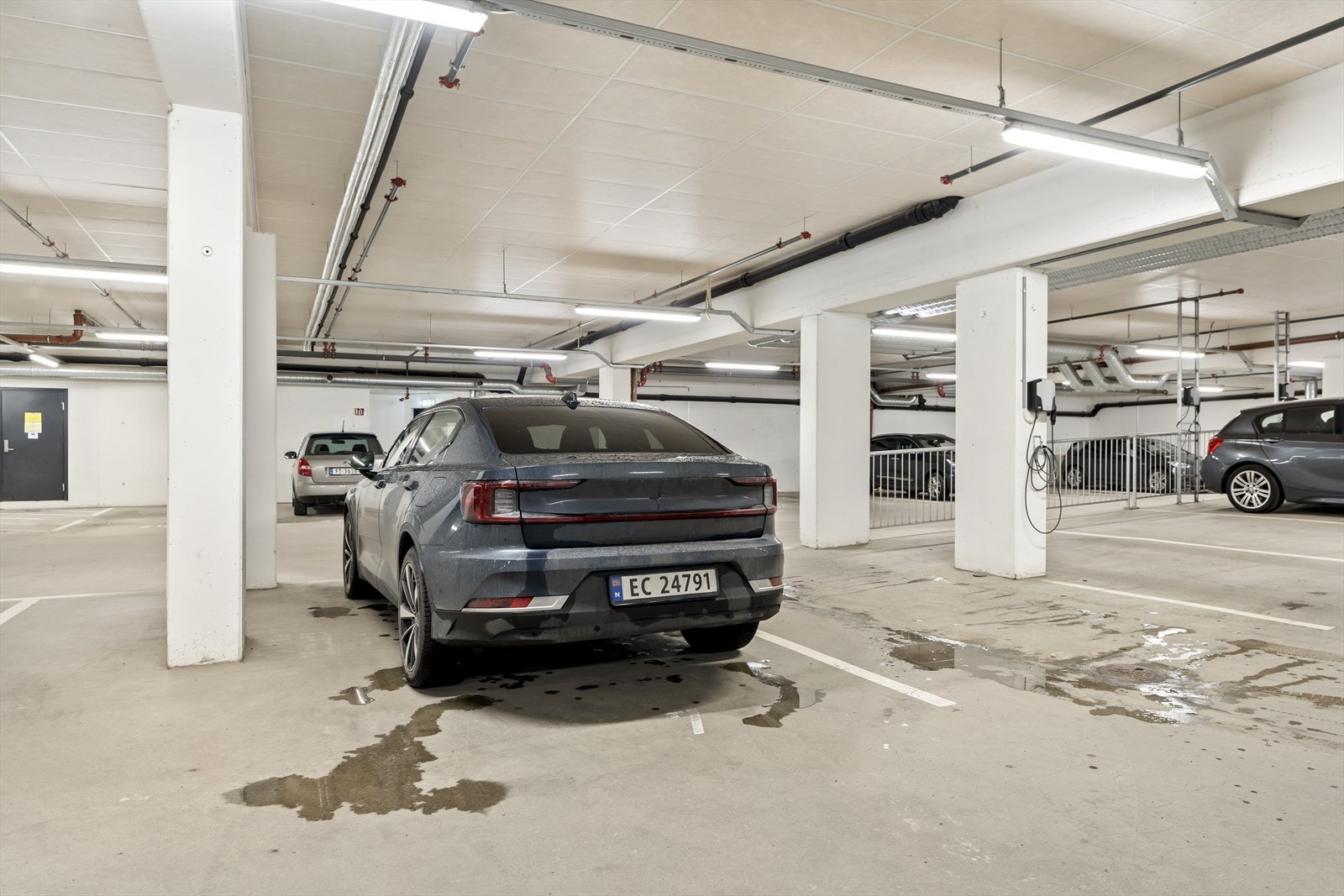 Garasjeplass nr. 7 - mulighet for kjøp av ladestasjon Galleribilde