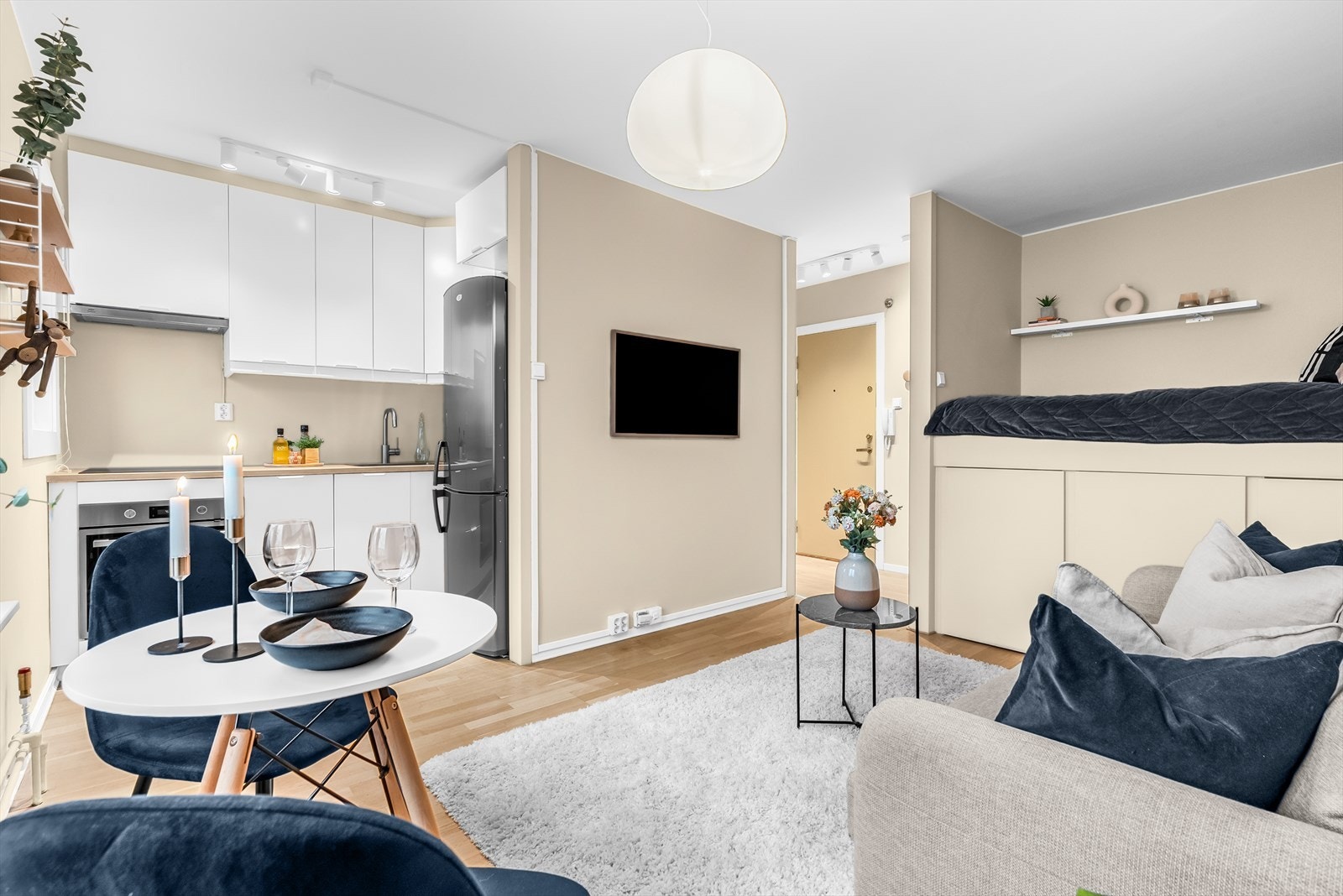 Planløsningen åpner opp for flere møbleringsmuligheter med god plass til sofagruppe, TV-møbler og spisebord med tilhørende stoler. Galleribilde