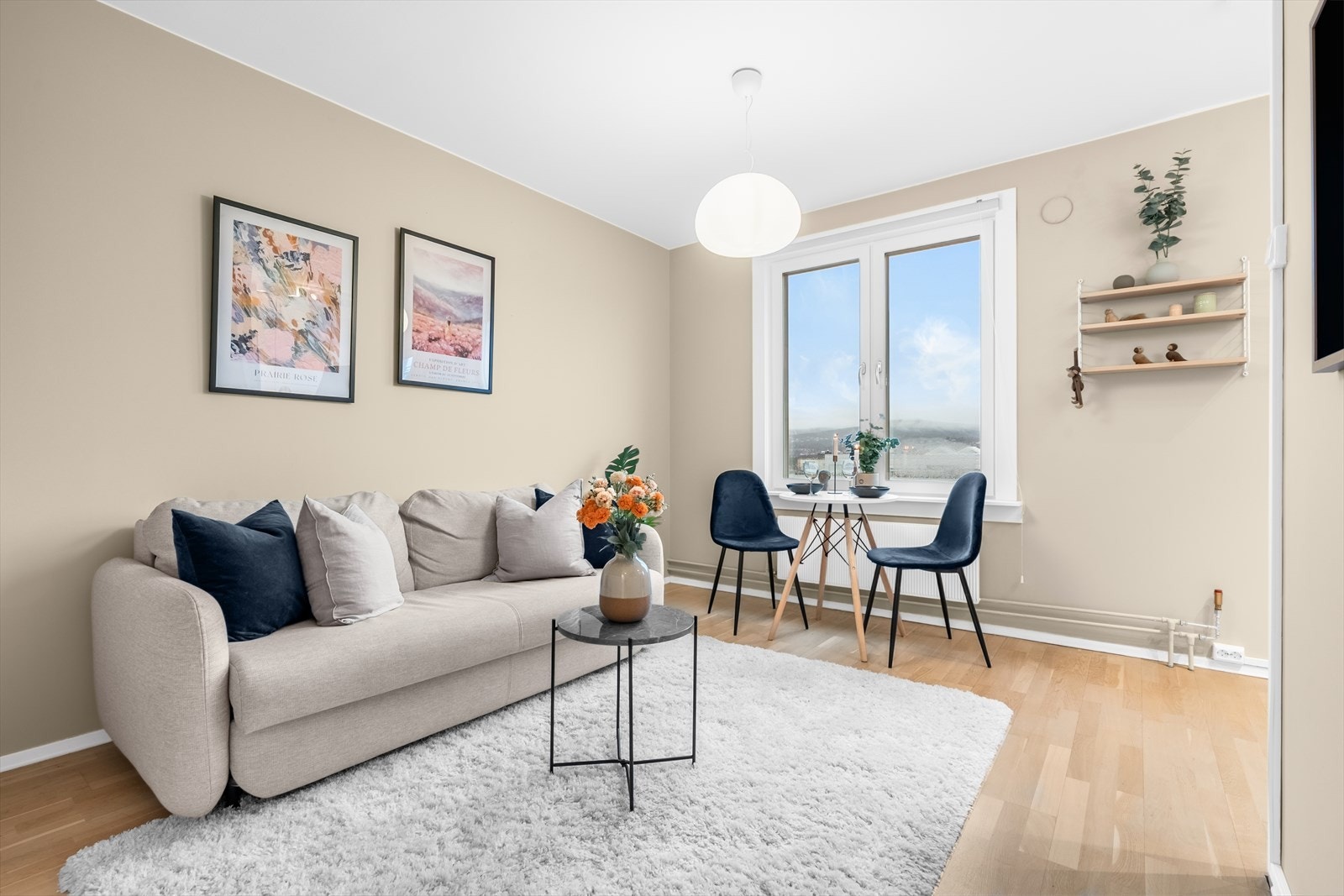 Leiligheten ble malt i 2024 i delikate og tidsriktige fargetoner. Galleribilde