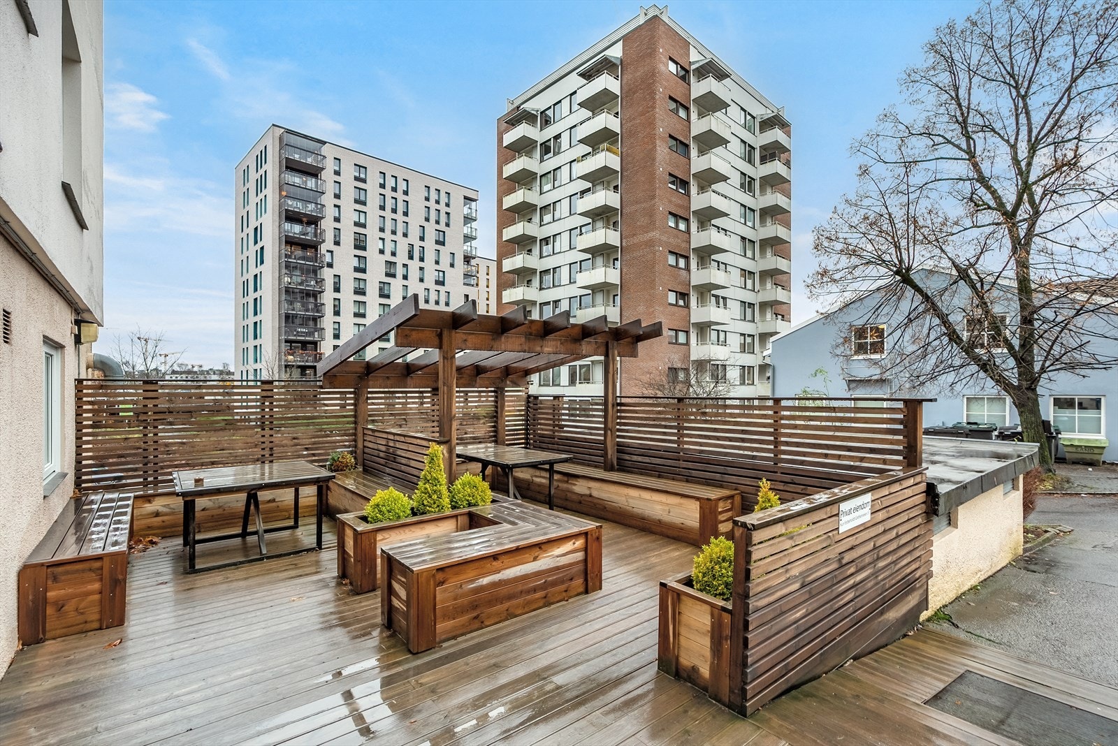 Flott felles platting med sittegrupper og griller til disposisjon. Galleribilde