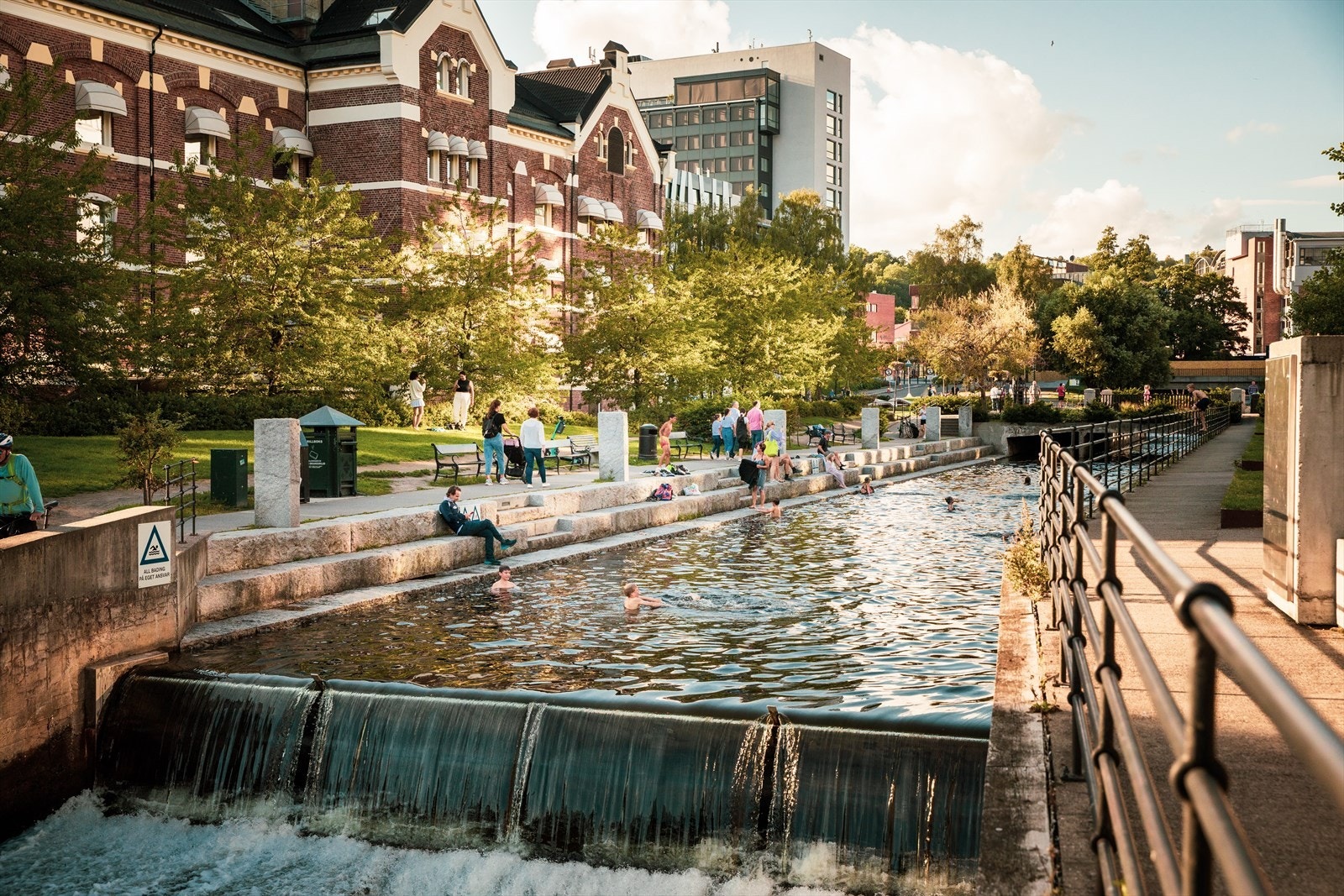 Akerselva renner gjennom området og er med på å forsterke den idylliske opplevelsen av området. Elven kan benyttes til både bading (Nydalsdammen) og fisking. Galleribilde