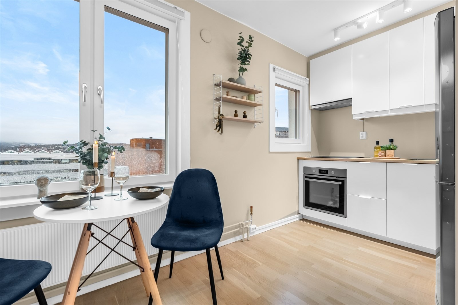 Kjøkkeninnredningen har stilrene, glatte fronter og laminat benkeplate med nedfelt vaskekum. Galleribilde