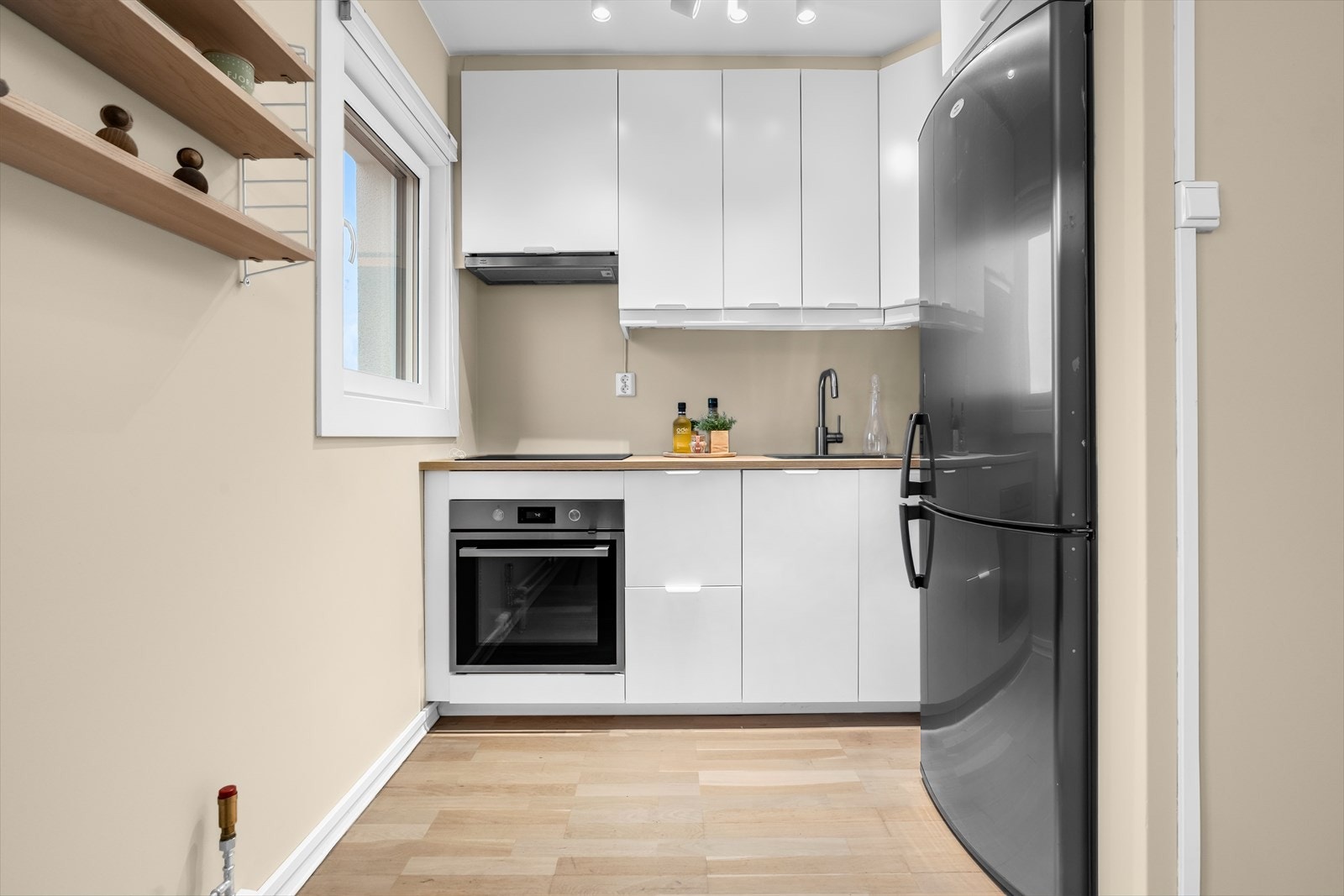 Kjøkken fra IKEA, etablert i 2020, med rikelig skap- og benkeplass. Galleribilde