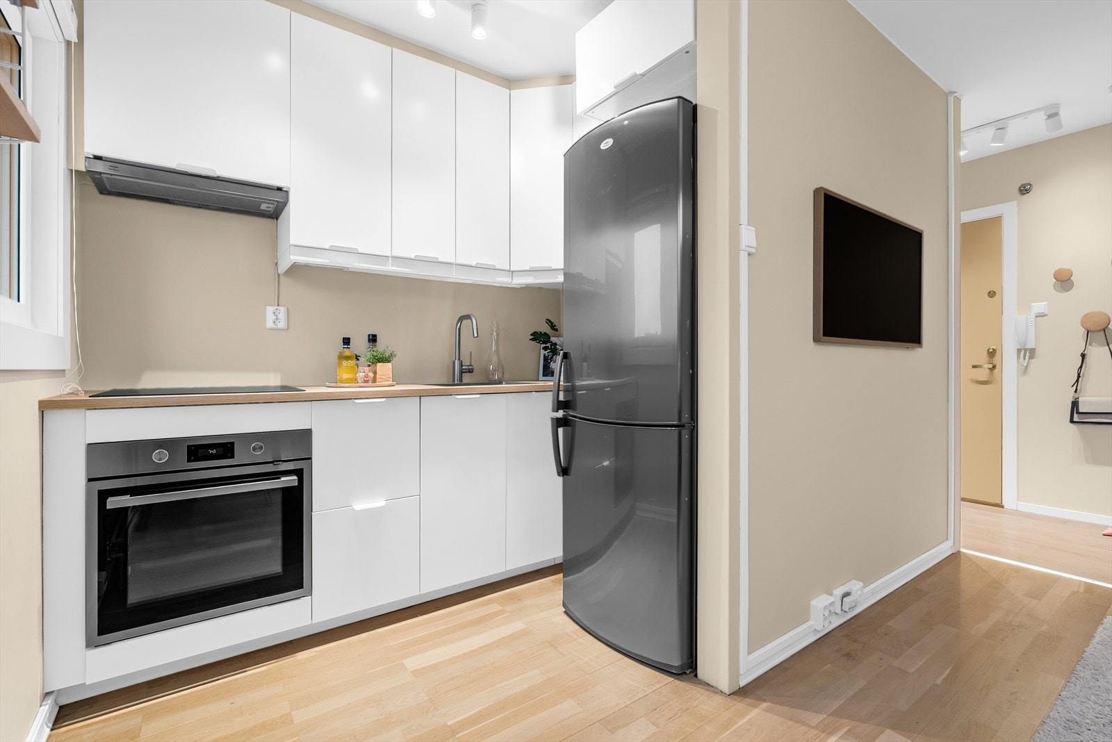 Det er integrert induksjonstopp og stekeovn, samt kullfilterventilator over kokeplass. Galleribilde