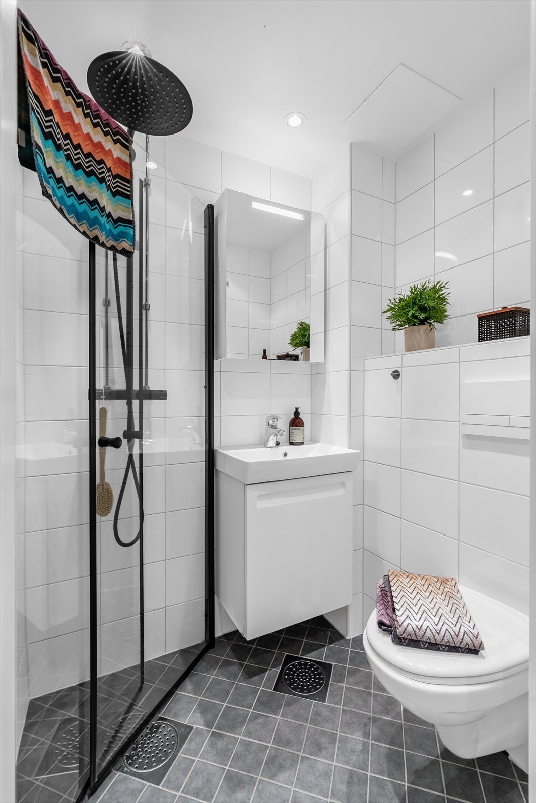 Flott, flislagt baderom med downlights i himlingen og elektrisk gulvvarme. Badet ble pusset opp i regi av borettslaget i 2013. Galleribilde