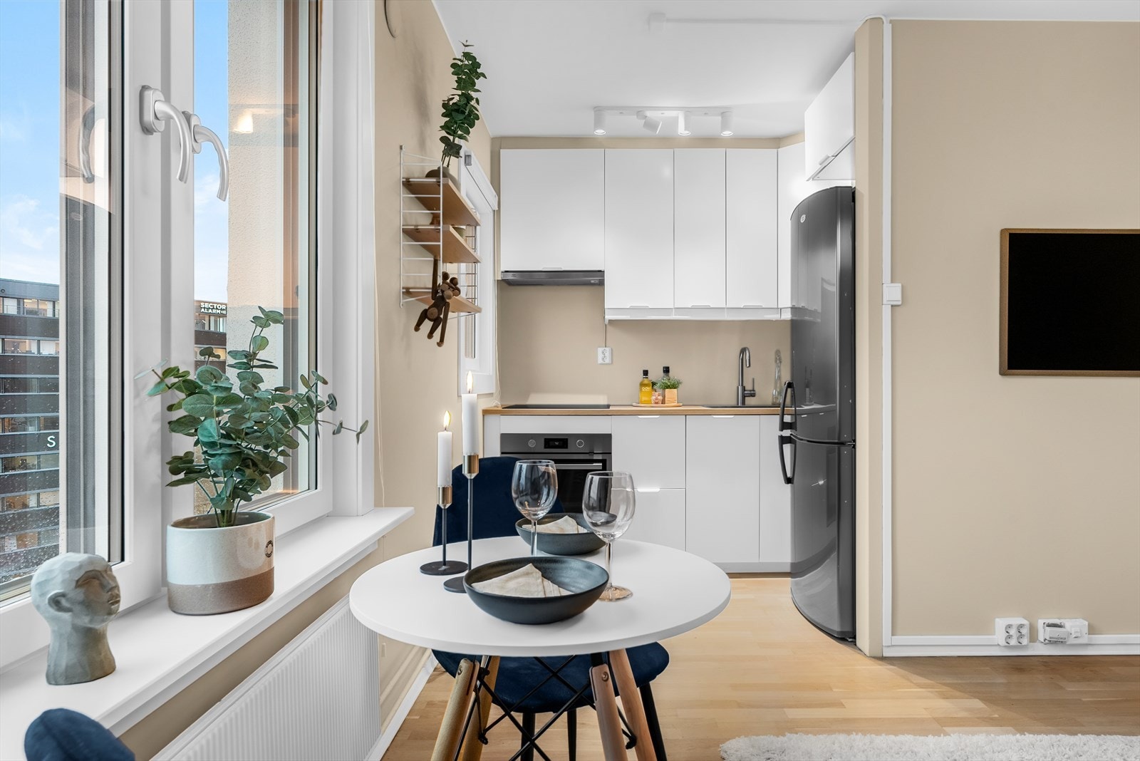 Kjøkkenet ligger i åpen løsning mot stuen og skaper en sosial og hyggelig atmosfære. Galleribilde