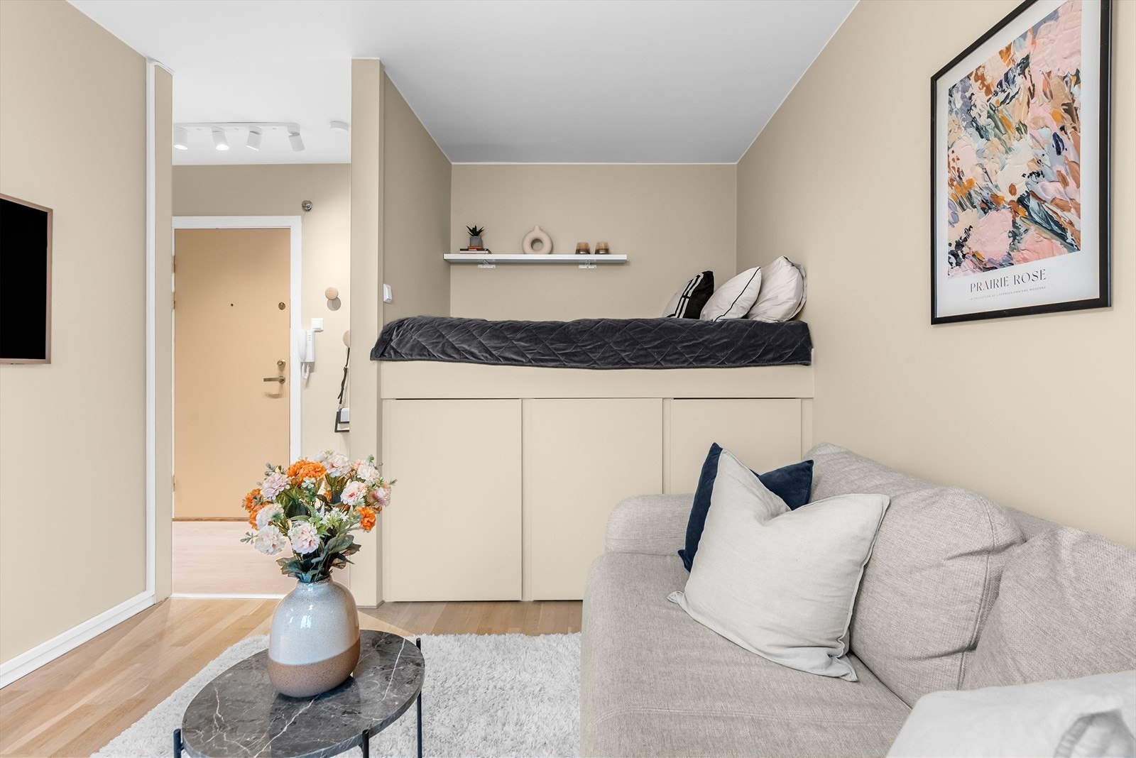 Leiligheten har en plassbygd seng med praktiske skap og gode oppbevaringsløsninger under. Galleribilde