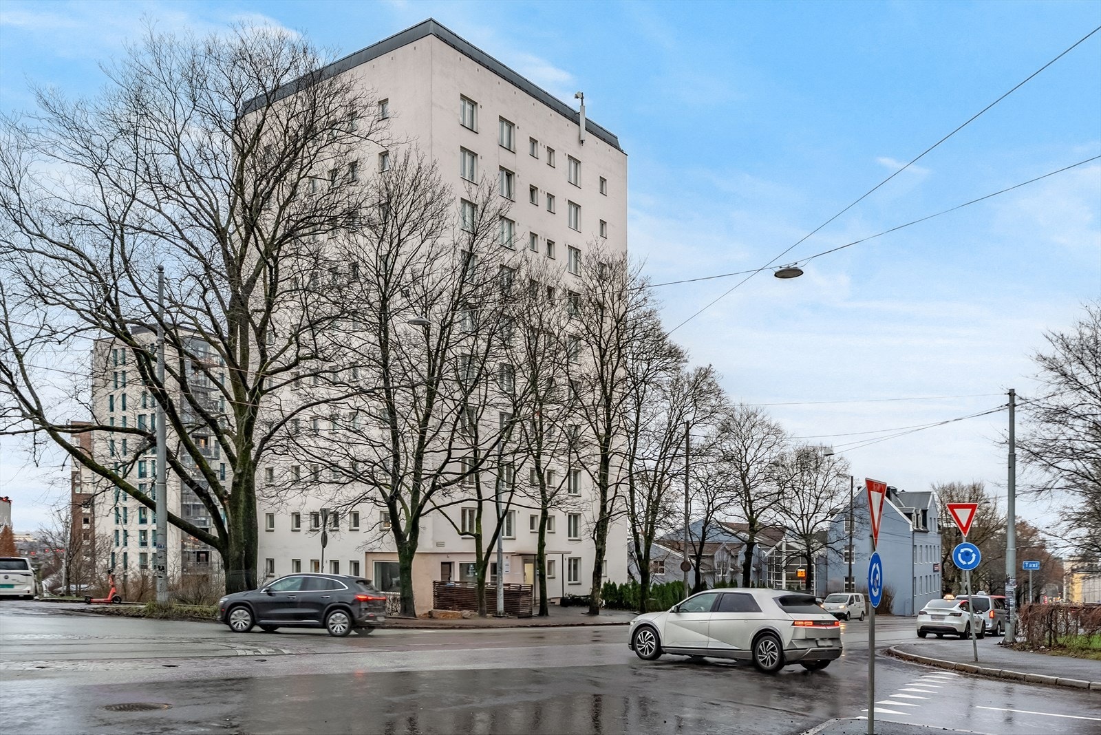 Boligen ligger på Storo/Sandaker - et attraktivt og ettertraktet boligområde i Oslo - med kort gangavstand til handlegater, kafeer, variert servicetilbud og svært gode kollektivforbindelser. Galleribilde