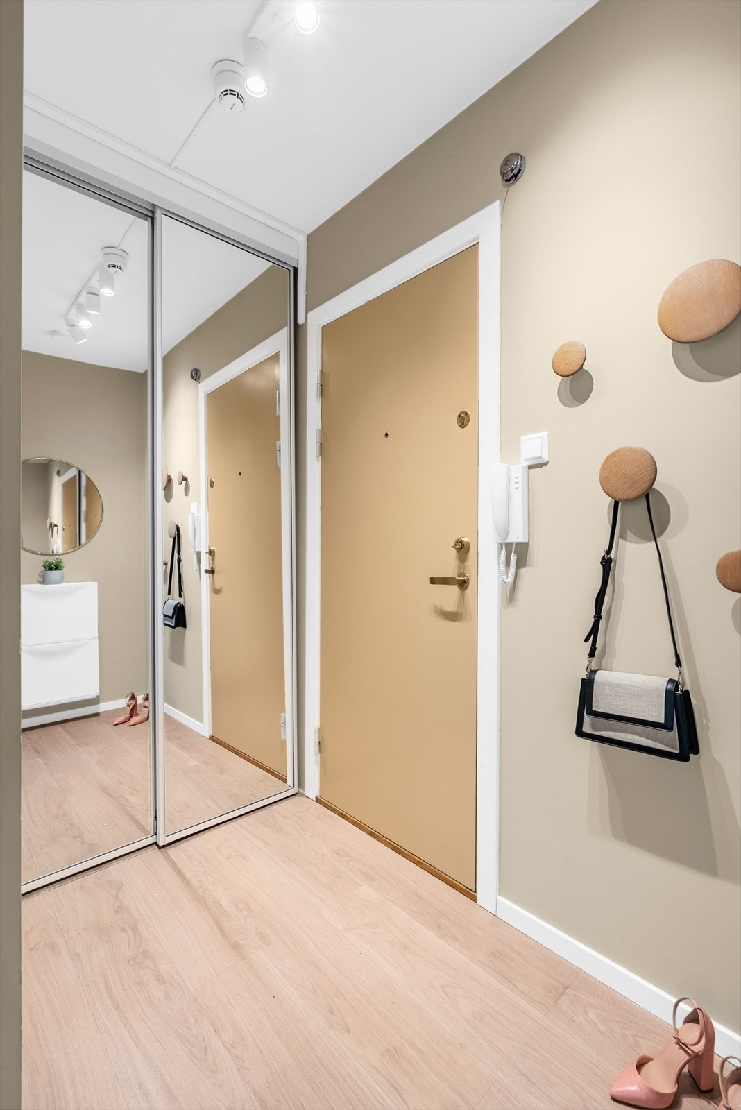 Leiligheten har en innbydende entré som gir et umiddelbart godt førsteinntrykk. Her er det rikelig med plass til oppbevaring av yttertøy i en romslig skyvedørsgarderobe, ny i 2022. Galleribilde