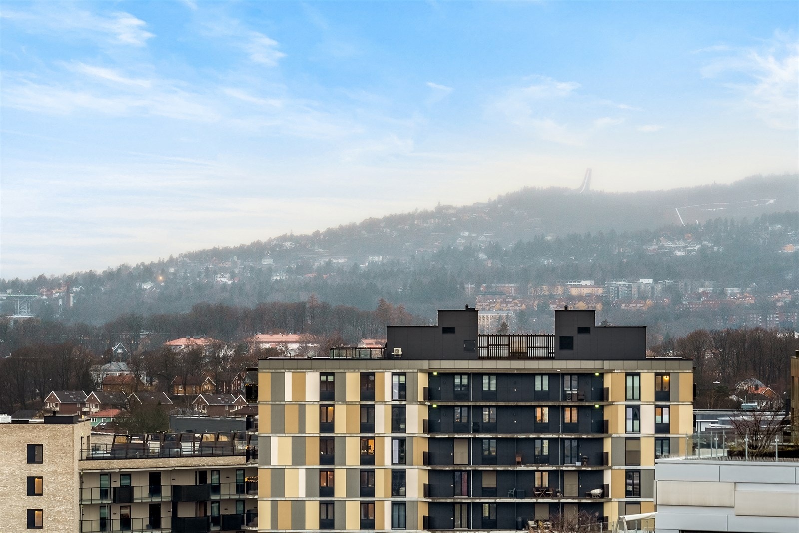 Leiligheten har en attraktiv utsikt mot nærområdet - blant annet mot Holmenkollen. Galleribilde