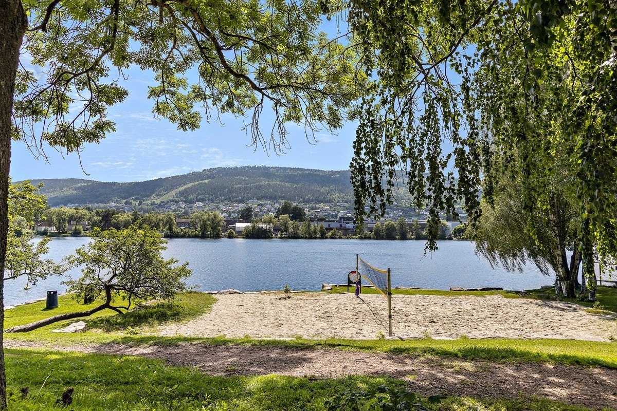 Fajanseparken ligger like ved. Et koselig friområde med badeplass og sandvolleyballbane Galleribilde