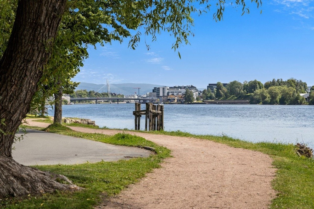 Fra boligen er det umiddelbar nærhet langs den kilometerlange elvepromenaden som tar deg til sentrum Galleribilde