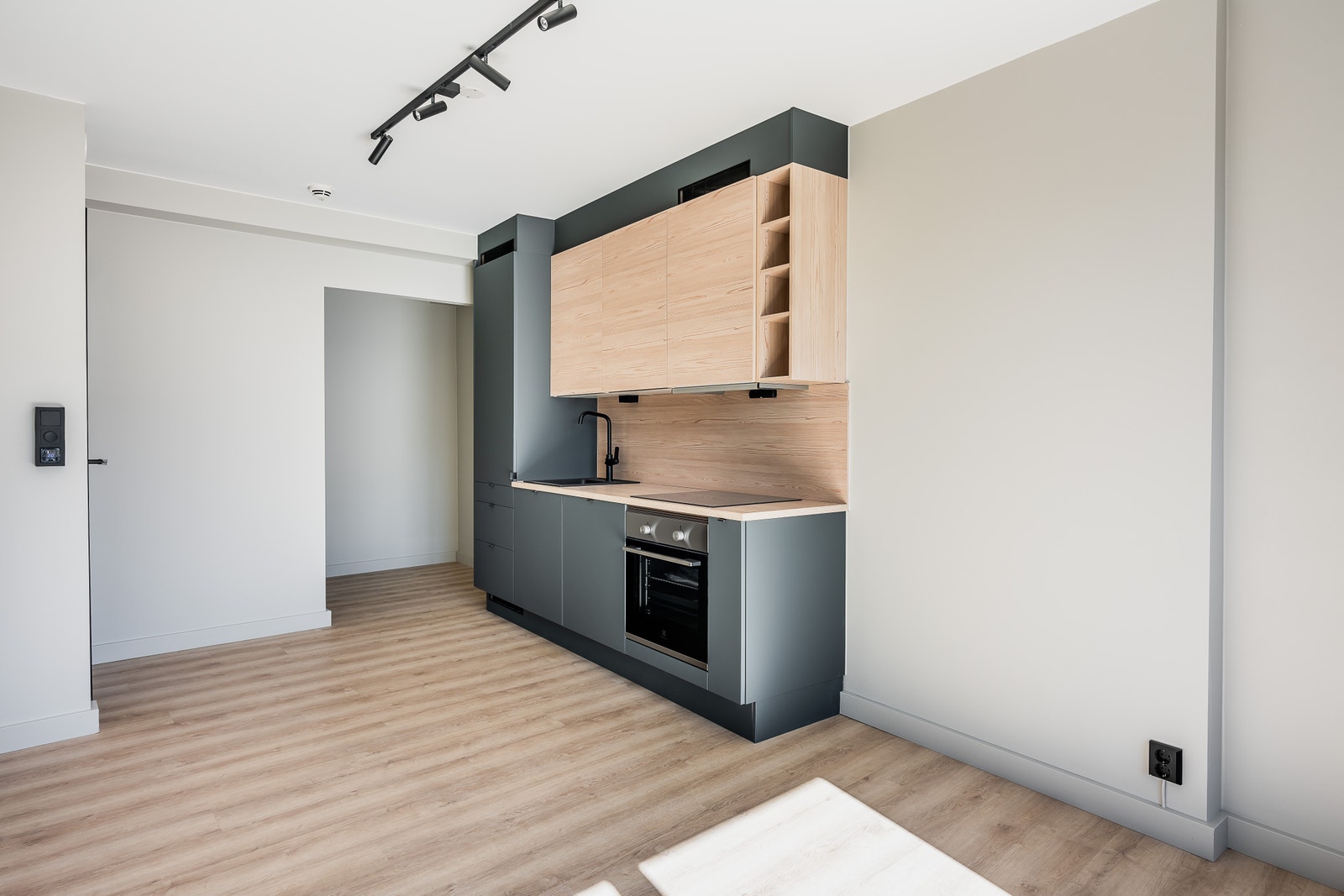 Tøft kjøkken fra HTH i modellen "Oslo". Overskap i lys ask-stil og underskap i fargen base grønn. Galleribilde