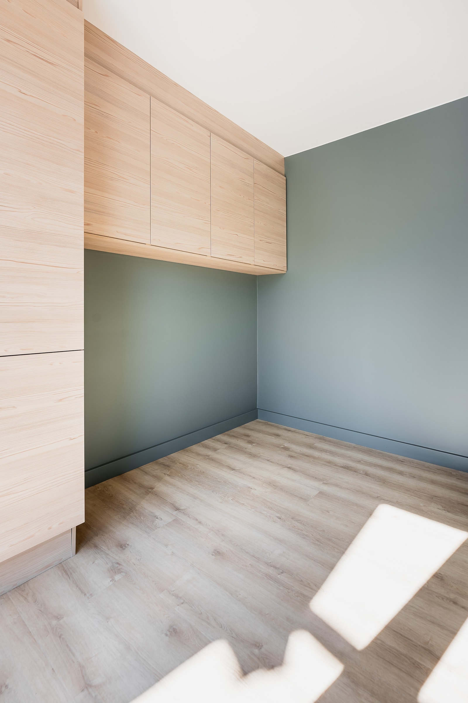 Soverom i fargen "Evening Green" fra Jotun. Praktisk garderobeløsning fra HTH. Galleribilde