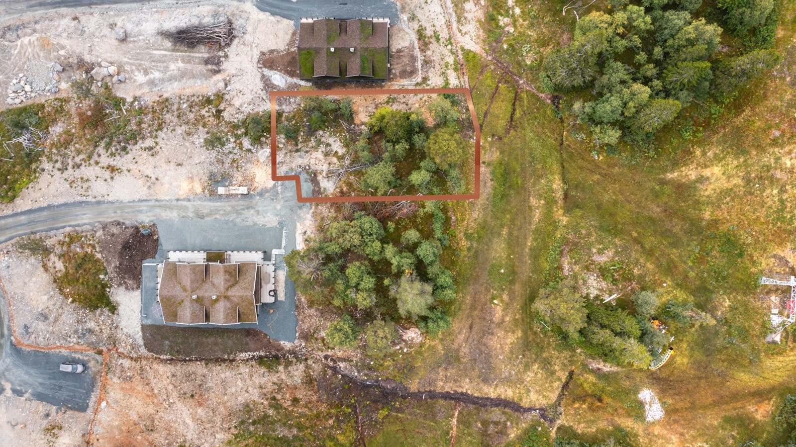 Tomtens utforming og grenser tegnet inn på bildet. Nb: Tegningen er ikke nøyaktig, men viser ca. grensene og utformingen på tomten. Galleribilde