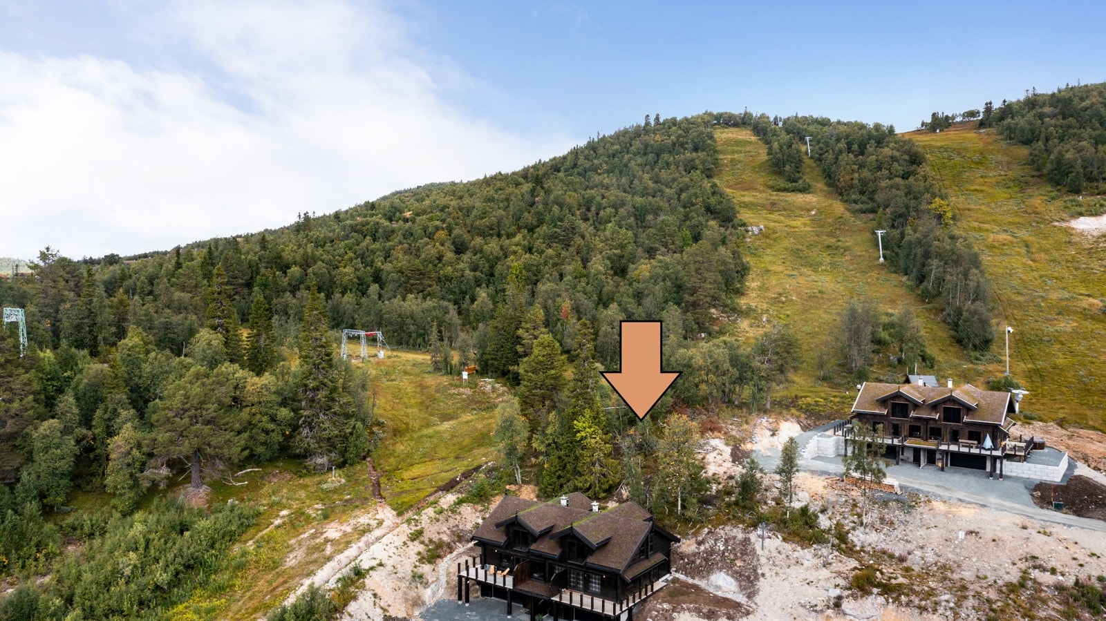 Tomten har vei, vann, avløp og strøm frem til tomtegrense. Ingen byggeklausul. Galleribilde