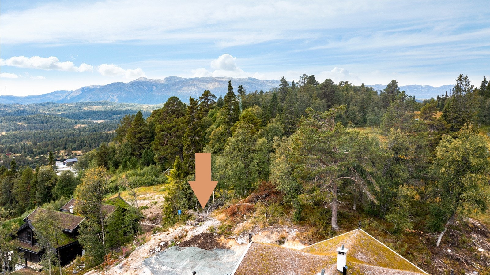 Tomten markert i bilder. Her kan man også se tomteskiltet som står på tomten med "Tomt 54". Skiltet er ca. plassert midt i tomten. Galleribilde