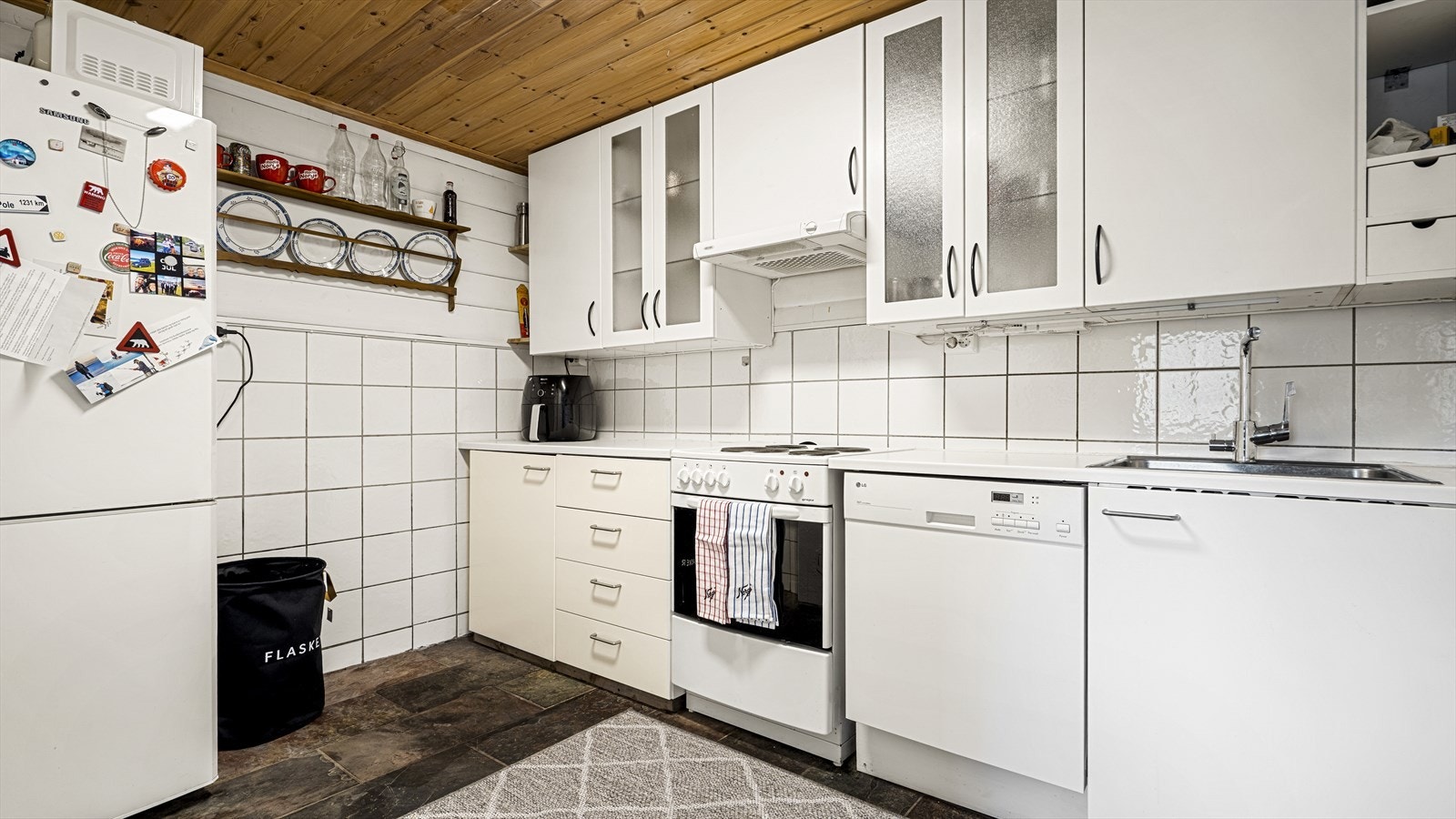 Separat kjøkken med plass til frittstående komfyr, oppvaskmaskin og kjøl/fryseskap. Galleribilde