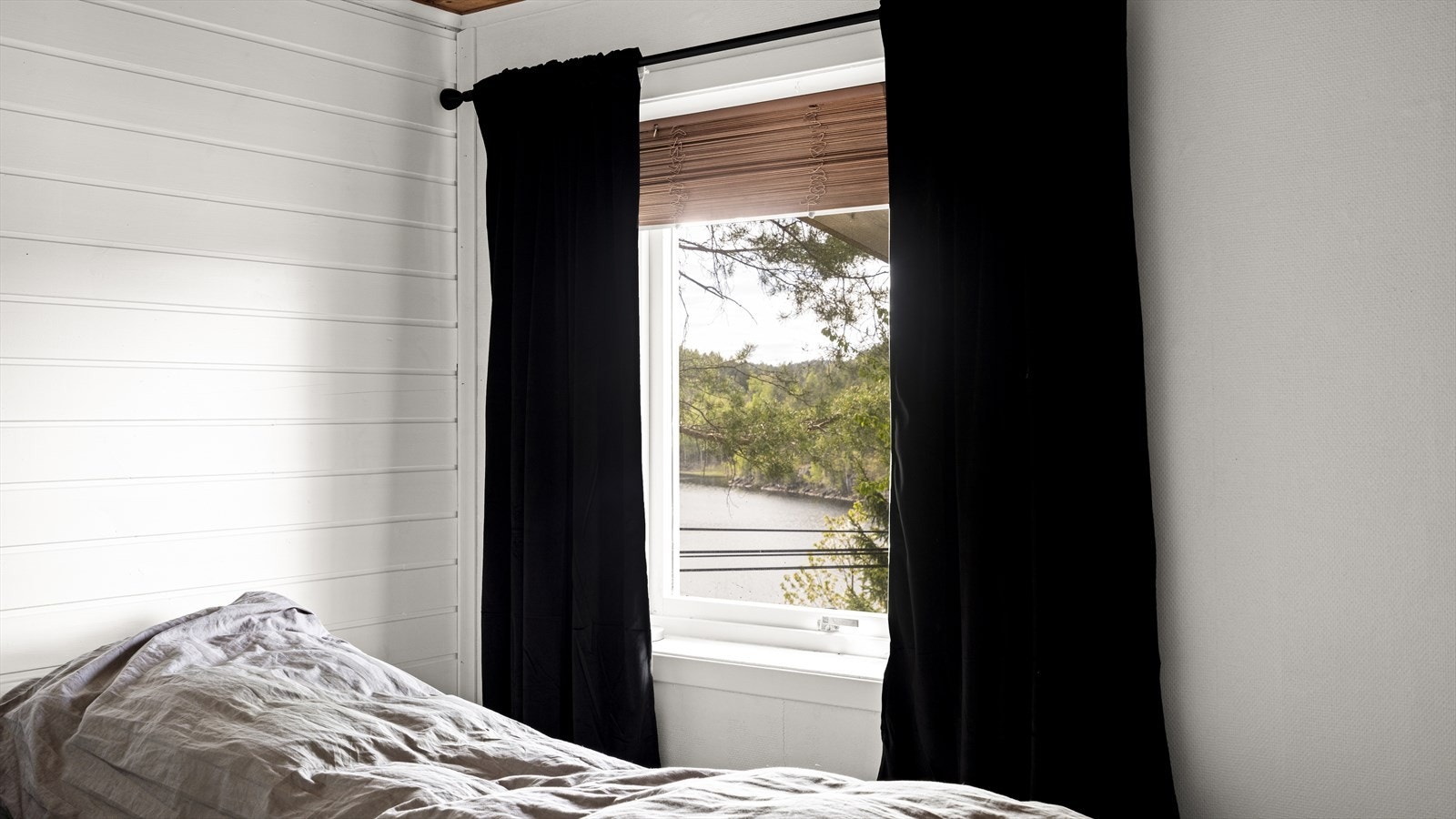 Flott utsikt fra soveromsvinduet. Galleribilde